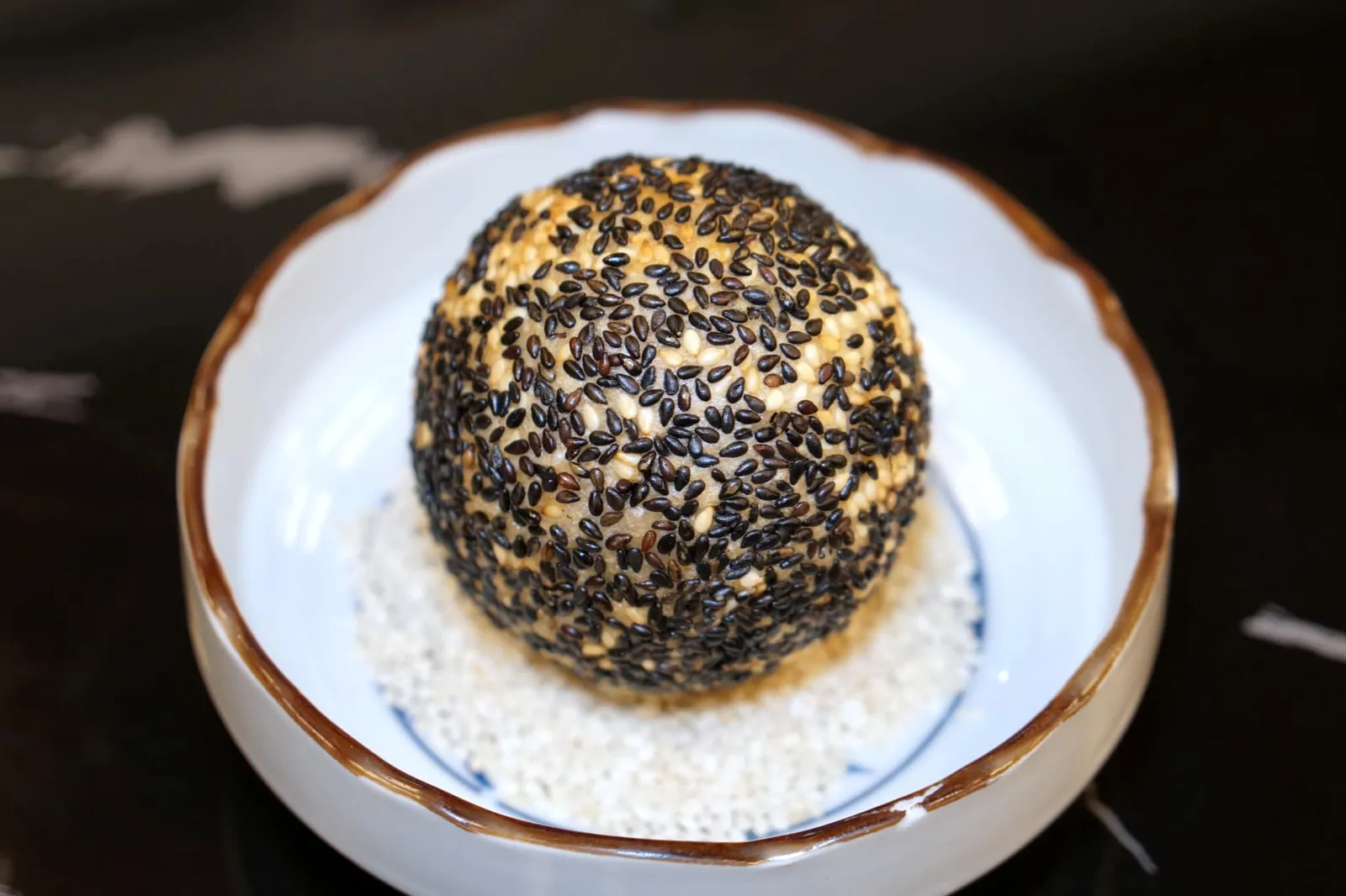 ข้าวเหนียวทอดซุปเปอร์โวลคาโน (110++) Fried Sticky Rice with Chocolate Lava หรือจะเป็นข้าวเหนียวทอดทางร้านนำเสนอออกมาเป็น 2 รูปแบบคือไส้ช็อกโกแลตเข้มข้น รอบๆ คลุกกับงาดำ (12/20)