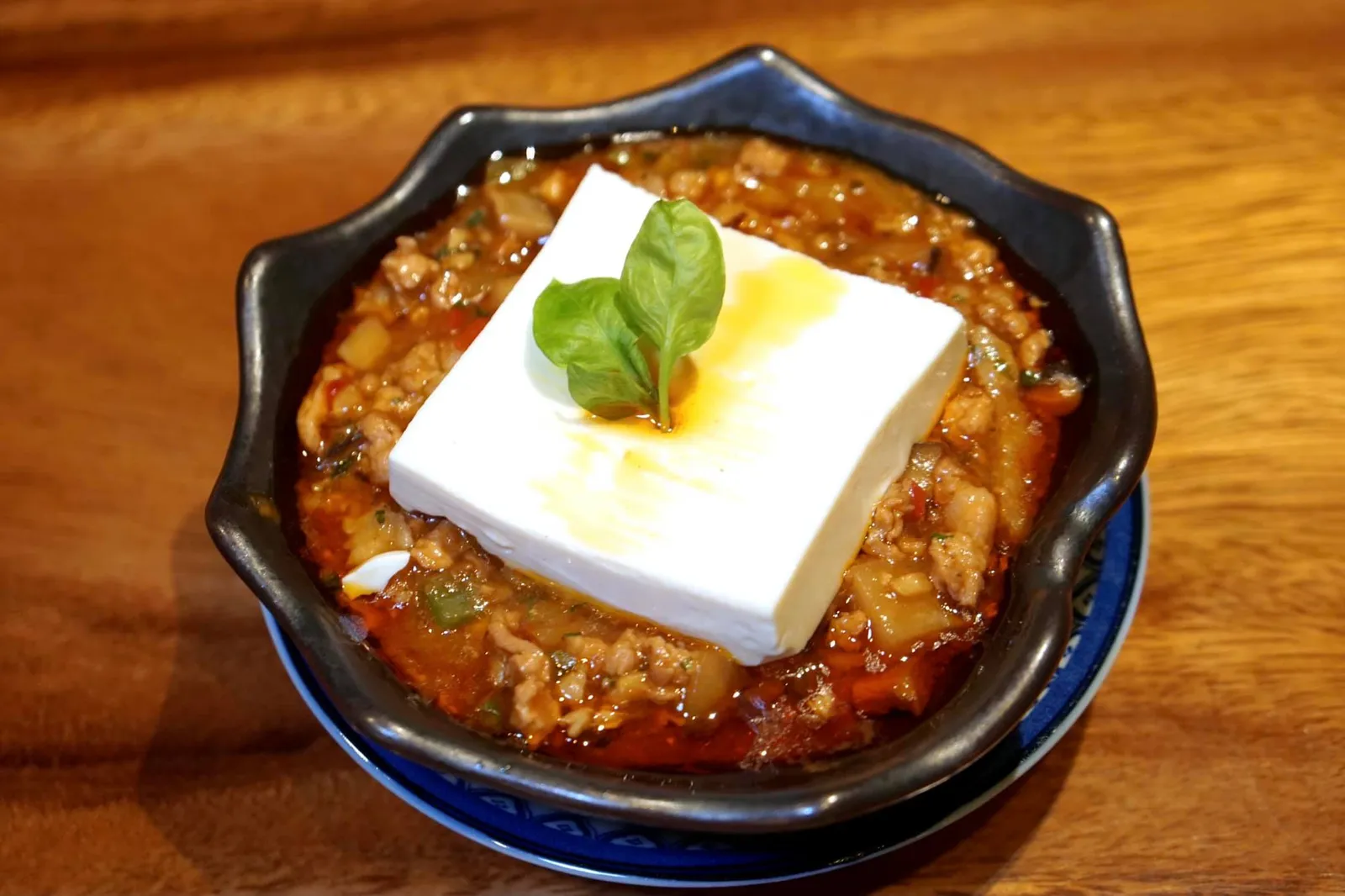 เต้าหู้หม่าผ่อ (220++) Ma Po Bean Curd with Minced Pork in Szechuan Sauce อีกหนึ่งจานเสฉวนที่ดูน่าลองให้เมนูคือเต้าหู้หม่าผ่อ เชฟใช้คินุโทฟูนำเข้าจากประเทศญี่ปุ่นเป็นวัตถุดิบหลัก หมูสับนุ่มพอดี ซอสสไตล์เสฉวนด้านนอกมีรสอมเปรี้ยวนิด ๆ จากถั่วหมัก มีรสเผ็ดชาลิ้นจากพริกแห้งเสฉวนอยู่บ้าง อย่างไรก็ตามด้วยการที่เชฟเสิร์ฟเต้าหู้มาเป็นชิ้นใหญ่ ๆ ต่างไปจากสูตรดั้งเดิมที่มักหั่นเต้าหู้เป็นชิ้นเล็ก ๆ ประกอบกับความจัดจ้านของเครื่องเทศที่อ่อนไปบ้างเทียบกับต้นตำรับทำให้รสชาติโดยรวมของจานดูจะขาดความจัดจ้านไปบ้าง (12/20)