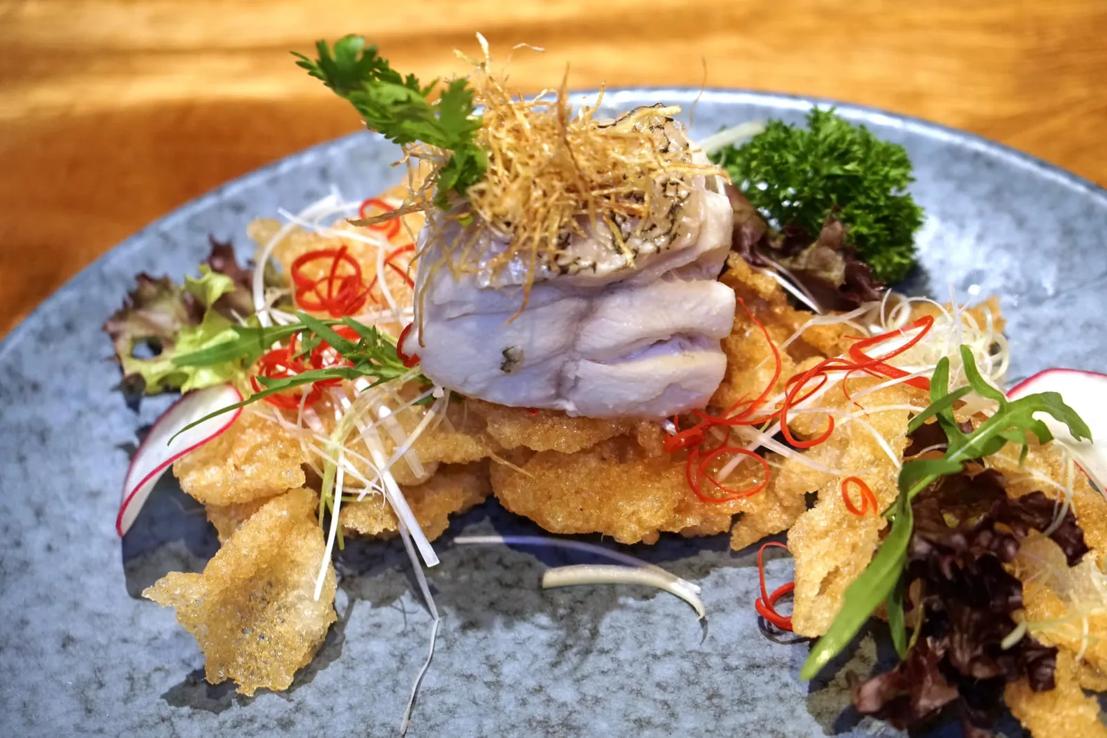 ปลาเก๋าเช็กแลปก๊อก (320++) Steamed Grouper with Soy Sauce ปลาเก๋ามีเนื้อสัมผัสค่อนข้างแน่น เมื่อรับประทานคู่กับซอสซีอิ๊วรสชาติเข้มข้นพบว่าเข้ากันได้ดี อย่างไรก็ตามเส้นก๋วยเตี๋ยวทอดที่เราได้ทานในวันนี้ออกจะอมน้ำมันมากไปนิด (12/20)