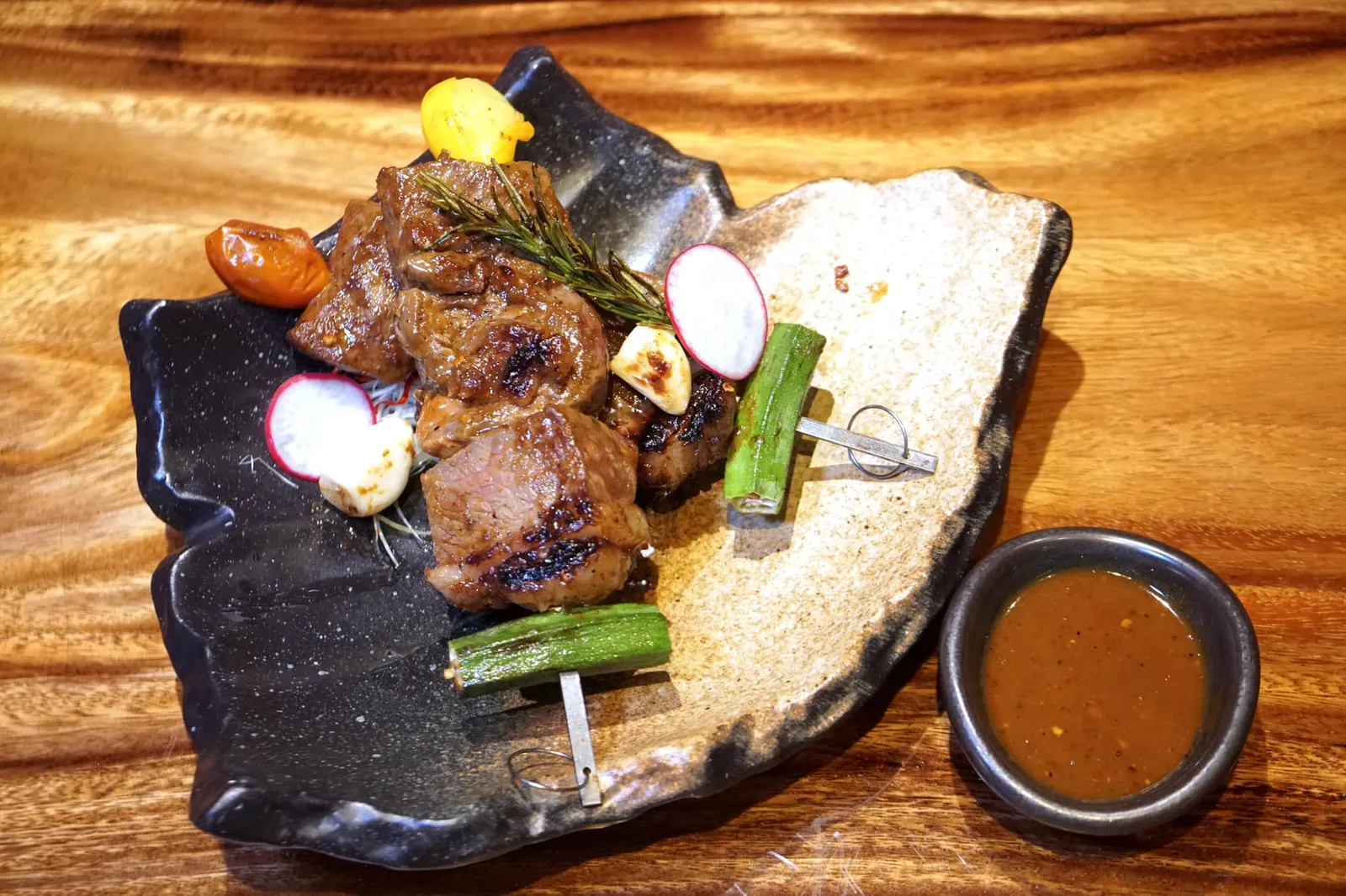 หม่าล่าต่ายกู๋น (880++) Mala Angus Beef BBQ จานนี้เป็นเมนูพิเศษประจำฤดูกาลที่ตั้งชื่อตามแลนด์มาร์คเชิงมรดกทางศิลปะวัฒธรรมแห่งใหม่ในฮ่องกง เชฟเลือกใช้เนื้อวัวออสเตรเลียนแองกัสส่วนริบอายมาเสียบไม้แล้วย่างไฟจนสุกระดับมีเดียม จิ้มลงในซอสหม่าล่าสูตรพิเศษที่เสิร์ฟมาคู่กันให้ความเผ็ดชาลิ้น กัดเข้าไปจะพบกับความฉ่ำของเนื้อ ทั้งยังมีกลิ่นหอมของเครื่องเทศเสฉวน ราคาอาจสูงขึ้นมาบ้างเมื่อเทียบกับเมนูอื่นแต่ทางร้านก็การันตีว่าคัดเฉพาะเนื้ออย่างดีมานำเสนอจริงๆ (14/20)