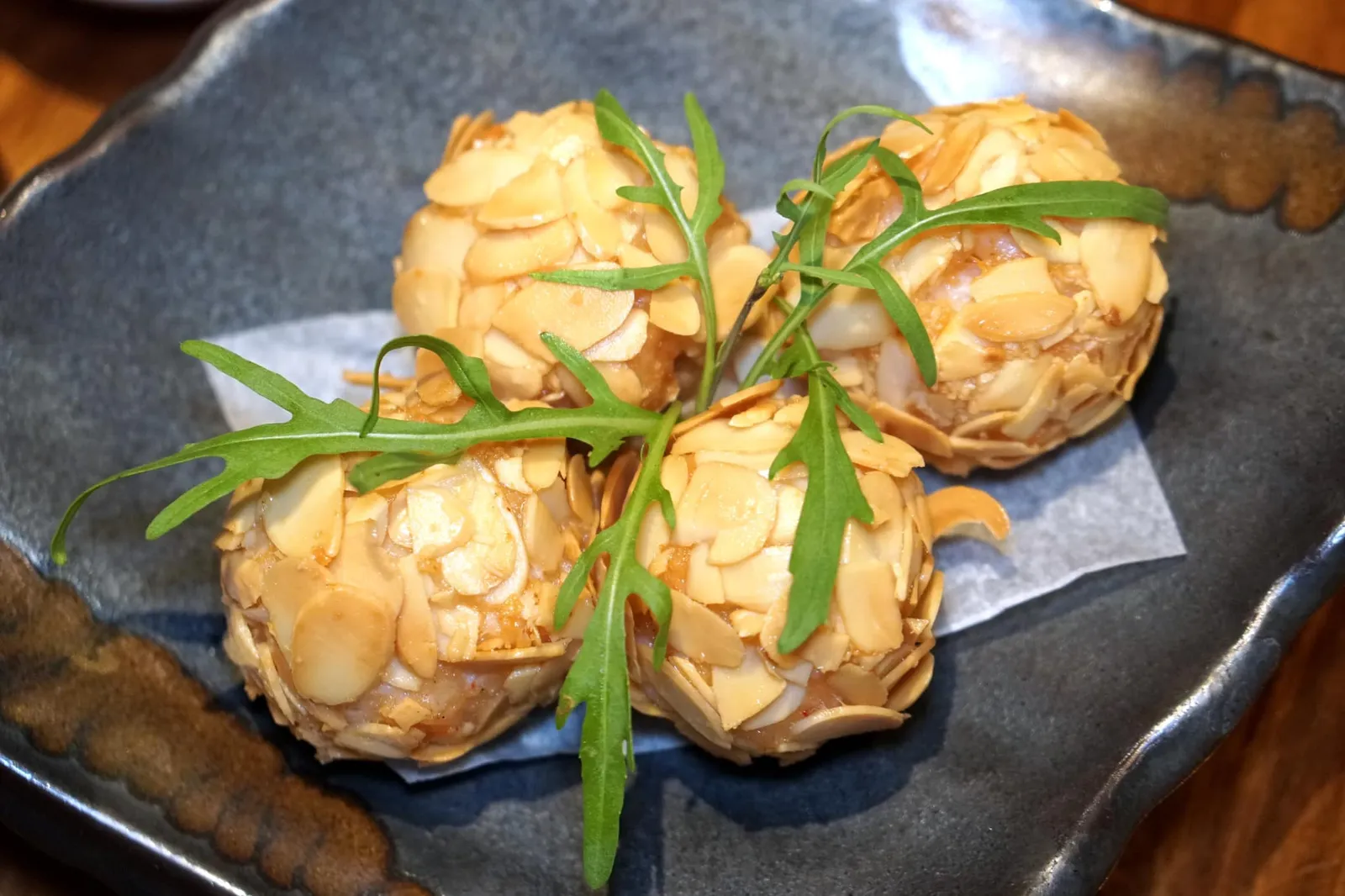 กุ้งทอด 99 ปี (250++) Almond Shrimp Balls เมนูนี่ได้ชื่อมาจากระยะเวลา 99 ปีที่สหราชอาณาจักรได้สิทธิในการเช่าเกาะฮ่องกง เชฟนำกุ้งสับมาปั้นเป็นลูกชิ้นคำโต จากนั้นนำลงทอดจนสุกพอดีและไม่อมน้ำมัน กัดเข้าไปจะได้ความหวานธรรมชาติตัดกันกับรสชาติซอส 2 อย่างที่เสิร์ฟมาข้างกัน ทั้งยังได้เนื้อสัมผัสที่ค่อนข้างเด้งจากเนื้อกุ้งตัดกันกับความกรอบจากถั่วอัลมอนด์รอบ ๆ อีกด้วย อร่อยสมกับเป็นเมนูแนะนำเลย (13/20)