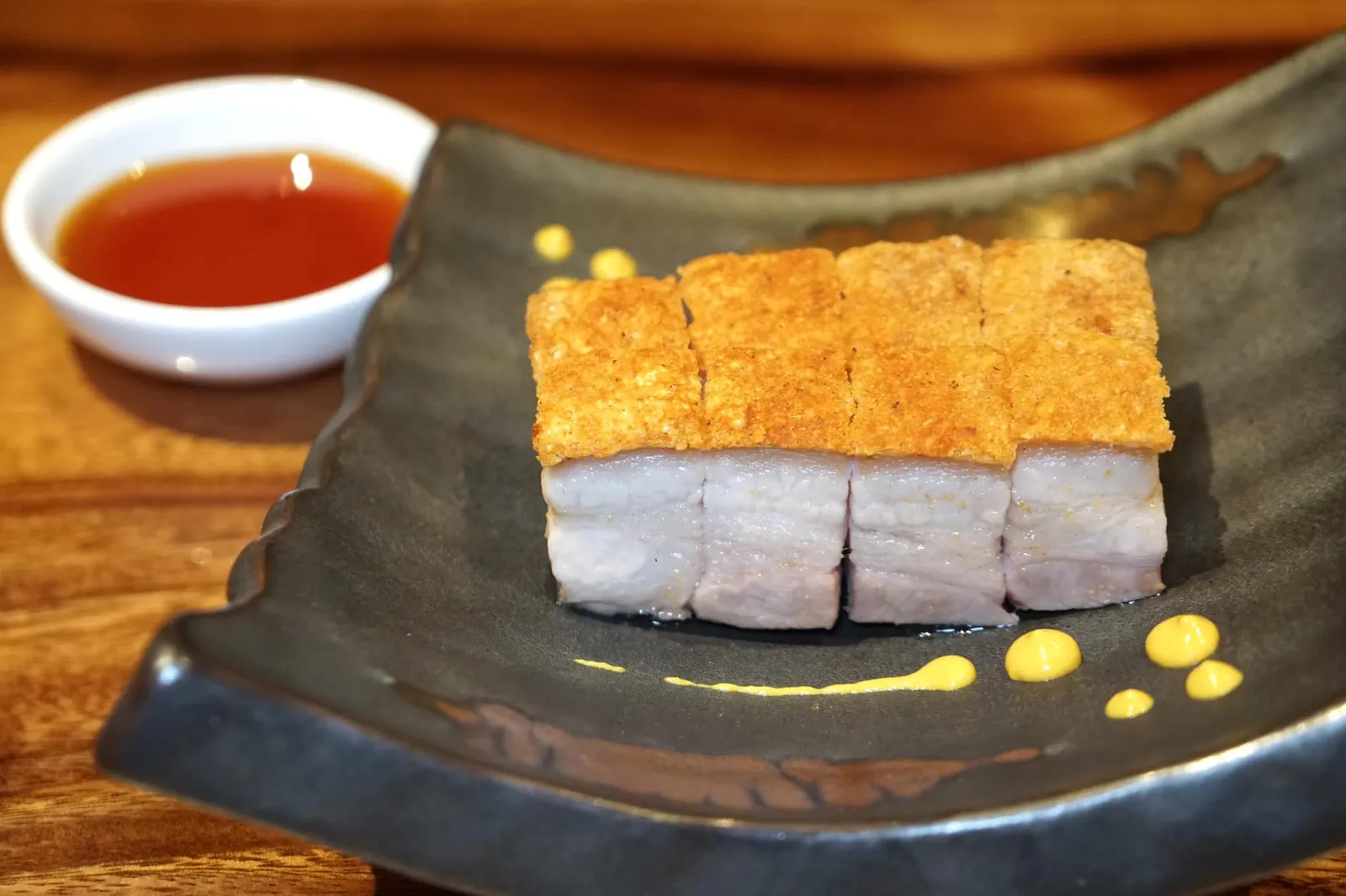 หมูกรอบวานไฉ (220++) Crispy Golden Pork Belly เมนูที่ดีที่สุดอันดับหนึ่งในค่ำคืนนี้ หรืออาจจะดีที่สุดเป็นอันดับต้น ๆ ในกรุงเทพคือหมูกรอบที่ตั้งชื่อตามย่านวานไฉบนเกาะฮ่องกง เชฟคัดเนื้อหมูส่วนท้องอย่างดีมาใช้ อัตราส่วนของไขมันต่อเนื้ออยู่ในระดับที่ดีมาก ๆ ผิวด้านบนกรอบ ไม่เหนียวติดฟัน มีรสออกเค็มเบา ๆ เพื่อตัดกับความมันของชั้นเนื้อหมู มีกลิ่นหอมเบา ๆ จากกานพลู ทานคู่กับซอสรสเลิศที่เสิร์ฟมาพร้อมกัน ใครที่กลัวอ้วนอาจไม่ต้องกังวลมากนักเพราะหมูกรอบที่นี่ไม่ได้ผ่านการทอดในน้ำมันแต่อย่างใด จานนี้ใครไม่สั่งถือว่าพลาดมาก ๆ (15/20)