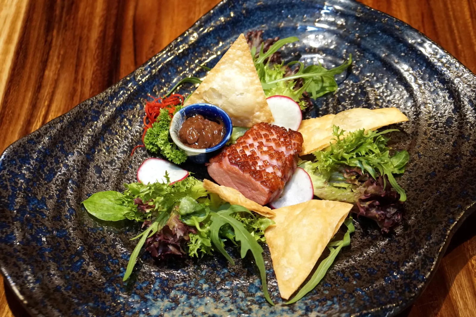สลัดเป็ดเซ็นทรัล (320++) Smoked Duck Salad เมนูนี้ตั้งชื่อตามสถานีรถไฟใต้ดินเซ็นทรัลบนเกาะฮ่องกง เชฟนำอกเป็ดไปรมควันจนหอม เนื้อสัมผัสนุ่ม หนึบ แต่ไม่เหนียว เสิร์ฟมาให้ทานคู่กับผักเคียวและแป้งตอตีญ่า ไฮไลท์ของจานนี้ต้องยกให้กับน้ำสลัดที่ทำมาจากวัตถุดิบหลักคือนูเทลล่า เต้าเจี้ยว และเมเปิ้ลไซรัป ให้รสชาติหวานจากนูเทลล่า แทรกด้วยกลิ่นหอมของเต้าเจี้ยว แม้จะฟังดูแปบกแต่ขอการันตีว่ารสชาติของทุกองค์ประกอบเข้ากันได้กับอกเป็ดได้อย่างน่าทึ่ง ห้ามพลาดเด็ดขาด (14/20)