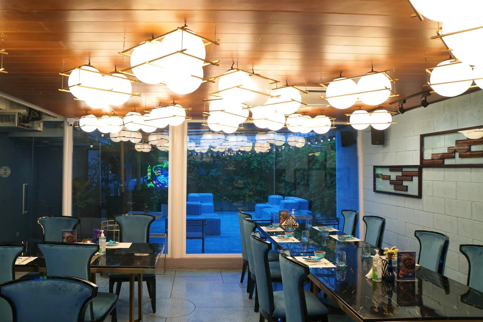 เก้าอี้และผนังร้านใช้โทนสีฟ้าครามแทนสีแดงคลาสสิคแบบห้องอาหารจีนดั้งเดิม