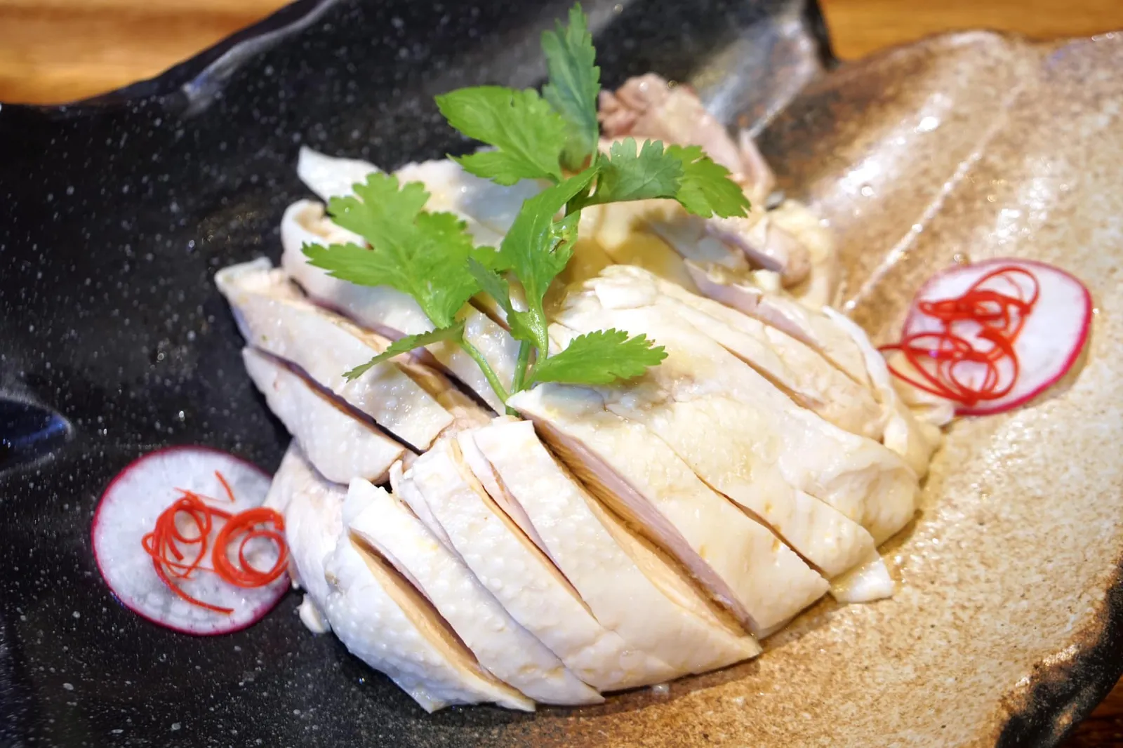 ไก่ลานไคฟง (200++) Nanxiang Drunken Chicken ลูกค้าสามารถเลือกจิ้มกับซอสได้ 3 อย่างคือ ซอสเซี่ยงไฮ้ ซอสเต้าเจี้ยว และซอสต้นหอม เท่าที่ลองชิมทั้ง 3 สไตล์พบว่าอร่อยทุกอย่าง (13/20)