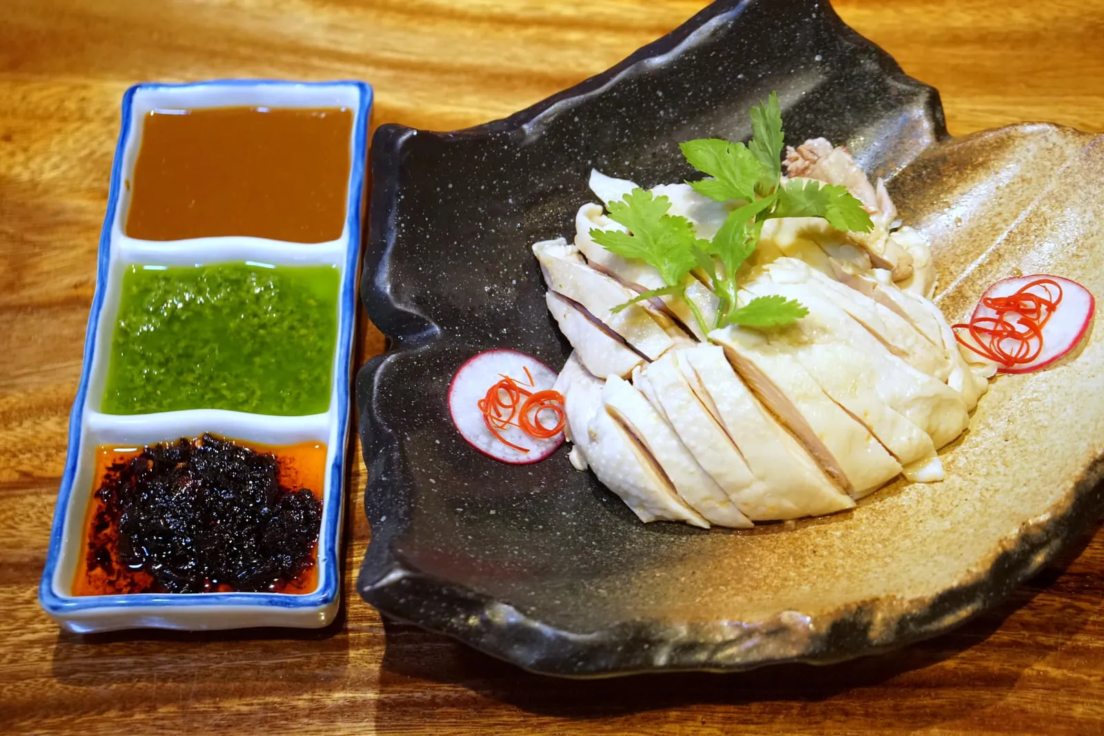 ไก่ลานไคฟง (200++) Nanxiang Drunken Chicken หากใครพาคุณพ่อคุณแม่หรือผู้สูงวัยมาทานเราอยากให้ลองสั่งเมนูไก่แช่เหล้าสูตรพิเศษของร้านมาลองชิมกัน เนื้อไก่เสิร์ฟมาแบบเย็น มีระดับความสุกที่พอดี หนังไก่ไม่คาว เมนูนี้ตั้งชื่อตามแหลงรวบรวมความบันเทิงยามค่ำคืน ทั้งยังเป็นกิมดื่มนอดนิยมจองชาวฮ่องกงนั่นเอง (13/20)