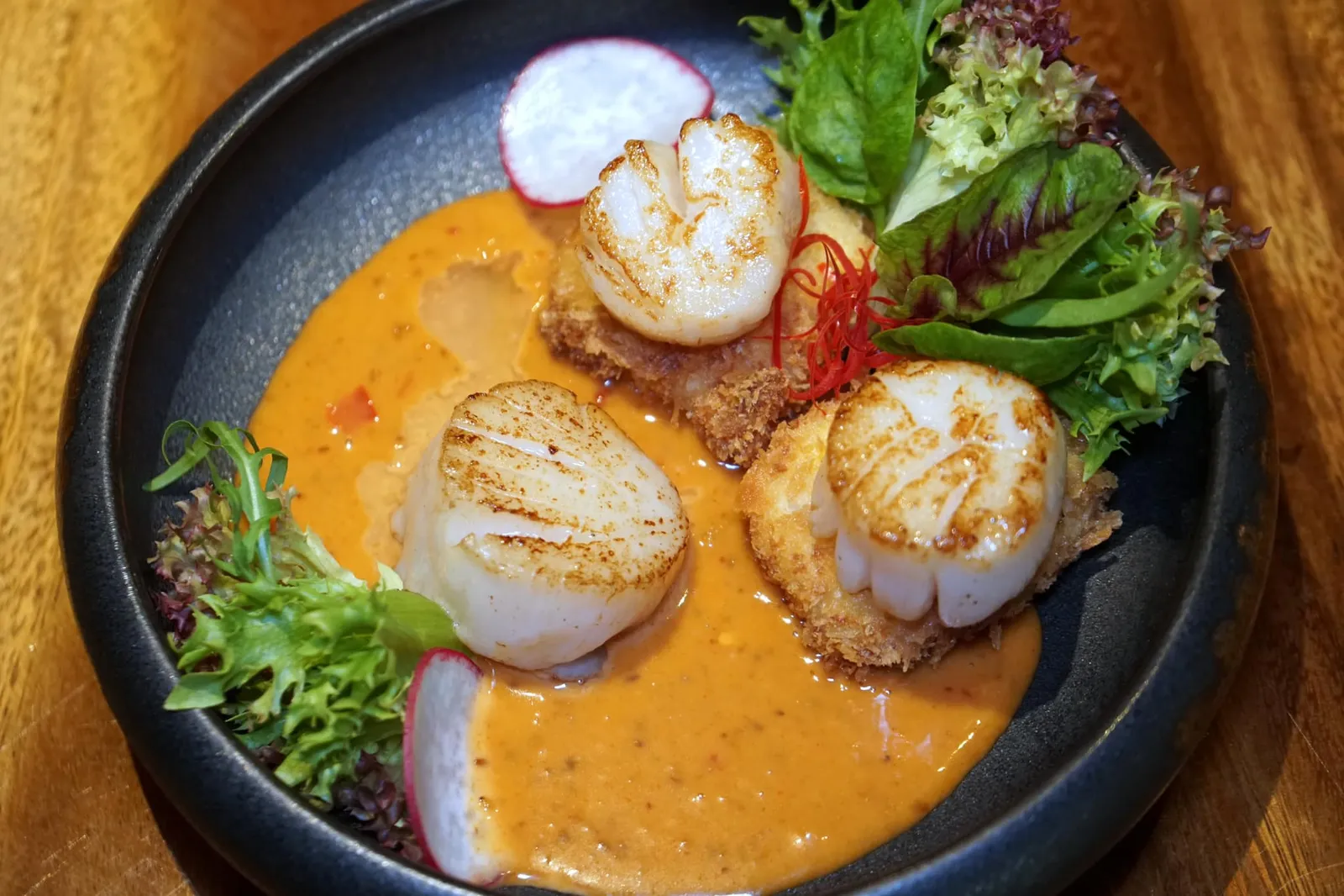 หอยเชลล์จอร์แดน (480++) Scallop in Sichuan Sauce with Crispy Milk เมนูนี้เชฟใช้หอยเชลล์ยักษ์นำเข้าจากประเทศสหรัฐอเมริกาจำนวน 3 ตัวใหญ่ ๆ ไปแพนเซียจนสุก ผิวด้านบนมีสีเหลืองสวยงาม เนื้อสัมผัสของหอยเชลล์ US จะมีจุดเด่นอยู่ที่ความนุ่มที่ในขณะเดียวกันยังคงมีความเฟิร์มอยู่ในตัว ไม่ได้นุ่มจนละลายเหมือนหอยเชลล์โฮตาเตะจากฝั่งญี่ปุ่น ยอมรับว่าเชฟเลือกคัดหอยเชลล์มาเหมาะกับอาหารจานนี้มาก ๆ ด้านล่างรือนมสดทอด ผิวกรอบ ไม่แข็ง ไม่อมน้ำมัน นมสดด้านในนุ่ม หอม หวานนิด ๆ มีความครีมมี่พอประมาณ ด้านล่างราดด้วยซอสเสฉวนรสเลิศ มีความหอม ละมุนลิ้น ถือเป็นอีกหนึ่งจานเด็ดห้องอาหาร ไต่โหล เลยก็ว่าได้ (14/20)