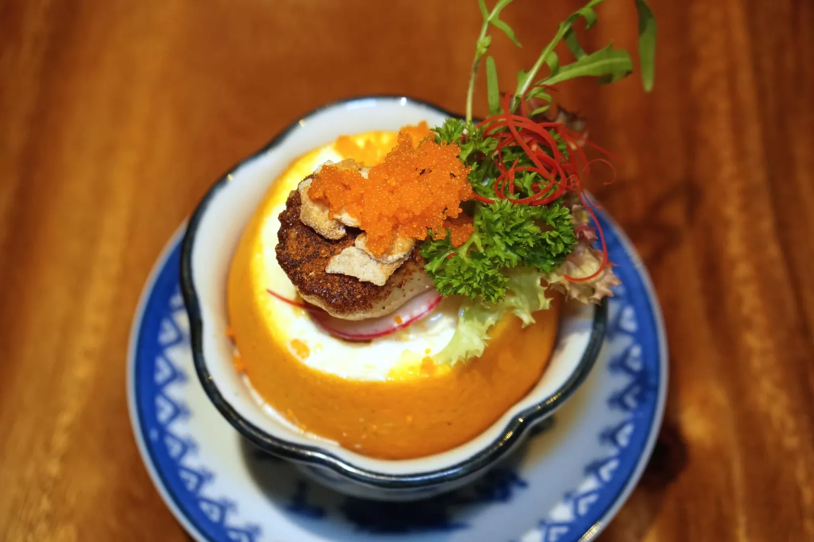 หอยเชลล์แมนดาริน (250++) Scallop in Orange Sauce เชฟเลือกใช้หอยเชลล์ยักษ์นำเข้าจากประเทศสหรัฐอเมริกาไปแพนเซียจนได้ระดับ เนื้อสัมผัสนุ่ม หวาน มีความเฟิร์มเบา ๆ เราชอบที่เชฟใส่ผงพริกสูตรพิเศษมาที่ด้านบนเพื่อเบรคโทนความมันและครีมมี่ไม่ให้เด่นจนเกินไป ด้านล่างในผลส้มเป็นเนื้อส้มแมนดารินคลุกเคล้ากับน้ำสลัดให้รสหวานอมเปรี้ยวและครีมมี่ที่พอดี ด้านบนทอปด้วยแผ่นเปลือกส้มที่มีกลิ่นหอมเฉพาะตัว ทานให้ครบทุกองค์ประกอบเพื่อสัมผัสถึงความหลากหลายของรสชาติในอาหารเพียง 1 คำ (14/20)