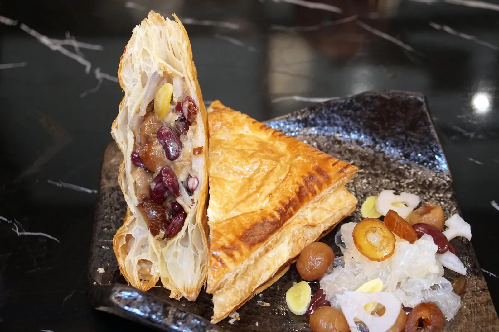 พายเต้าทึงแปดเซียน (120++) Bean Tortilla Pie เพียงใช้มีดผ่าลงไปจะสัมผัสได้ถึงความกรอบของแป้งพัฟด้านนอก ไส้ด้านในรสชาติดีแบบอาหารพื้นบ้าน แนะนำให้รีบทานตั้งแต่ยังอุ่น ๆ (12/20)