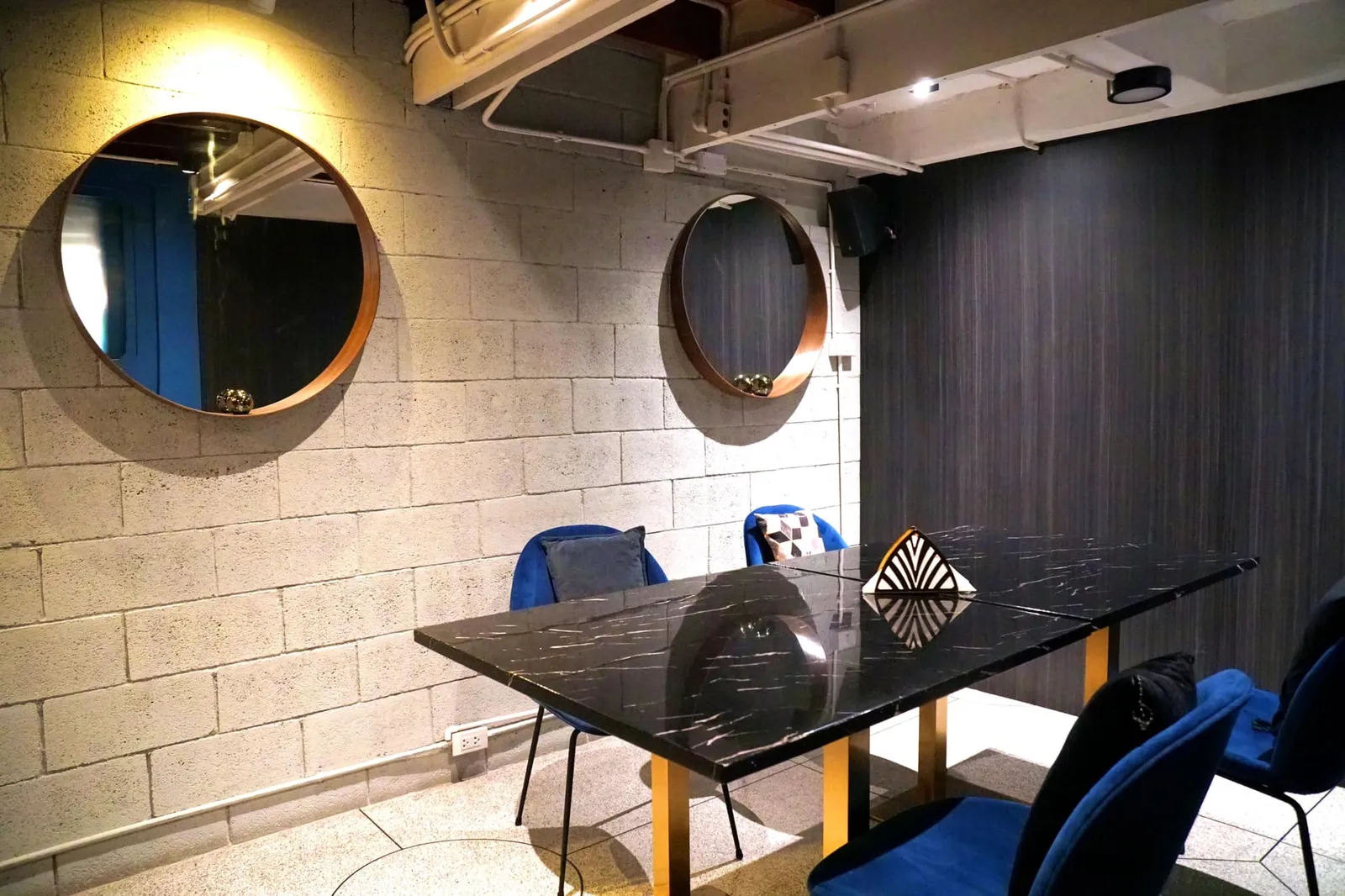 สำหรับเพื่อน ๆ ที่มากันเป็นกลุ่มทางร้านยังมีห้อง VIP จัดเตรียมไว้สำหรับให้บริการอีกด้วย