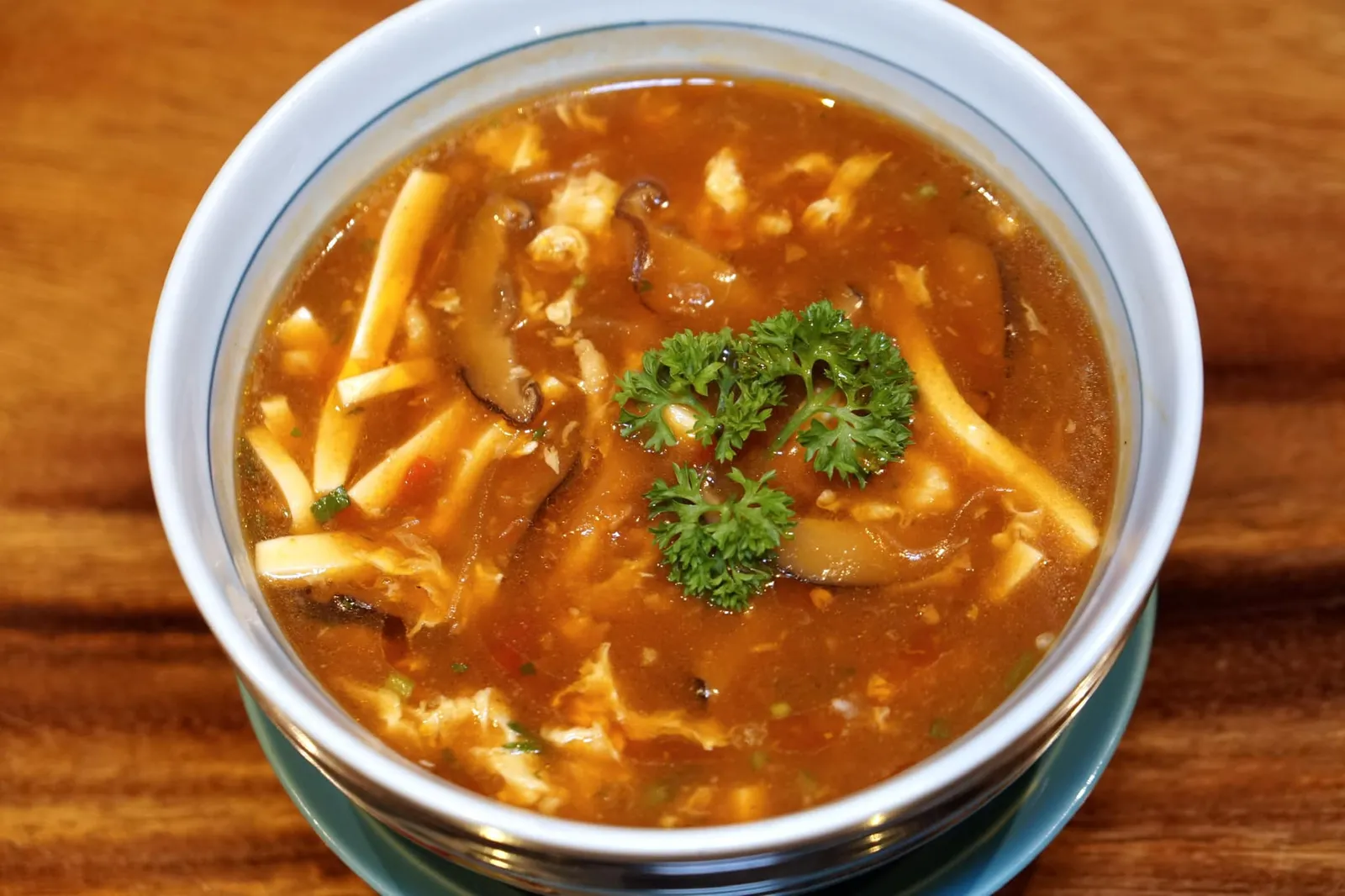 ซุปเผ็ดเสฉวน (320++) Szechuan Hot and Sour Soup เราได้ลองสั่งซุปสไตล์เสฉวนมาลองชิม รสชาติดีงามเทียบได้กับภัตตาคารชั้นนำ รสชาติมีความอมเปรี้ยวนิด ๆ ตักไป 2-3 คำจะสัมผัสได้ถึงความเผ็ดที่ปลายลิ้น วัตถุดิบหลักต่าง ๆ สุกพอดี แนะนำให้รีบทานตอนที่ยังร้อนจะอร่อยที่สุด (13/20)