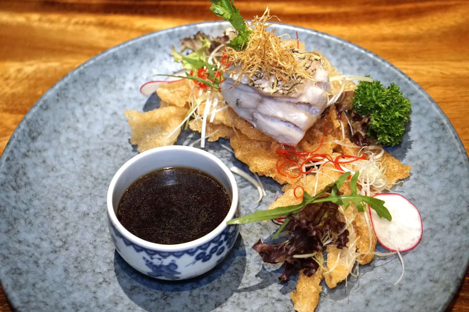 ปลาเก๋าเช็กแลปก๊อก (320++) Steamed Grouper with Soy Sauce จานนี้ได้ชื่อมาจากท่าอากาศยานนานาชาติเช็กแลปก๊อก เชฟเสิร์ฟปลาเก๋าดำนึ่ง ด้านบนทอปด้วยขิงซอย รับประทานคู่กับก๋วยเตี๋ยวเส้นใหญ่ทอดกรอบรองอยู่ด้านล่างแลดูคล้ายปะการัง ก่อนทานยกถ้วยที่ภายในบรรจุซีอิ๊วสไตล์ฮ่องกงราดลงไปทั้งบนตัวปลาและเส้นก๋วยเตี๋ยว (12/20)