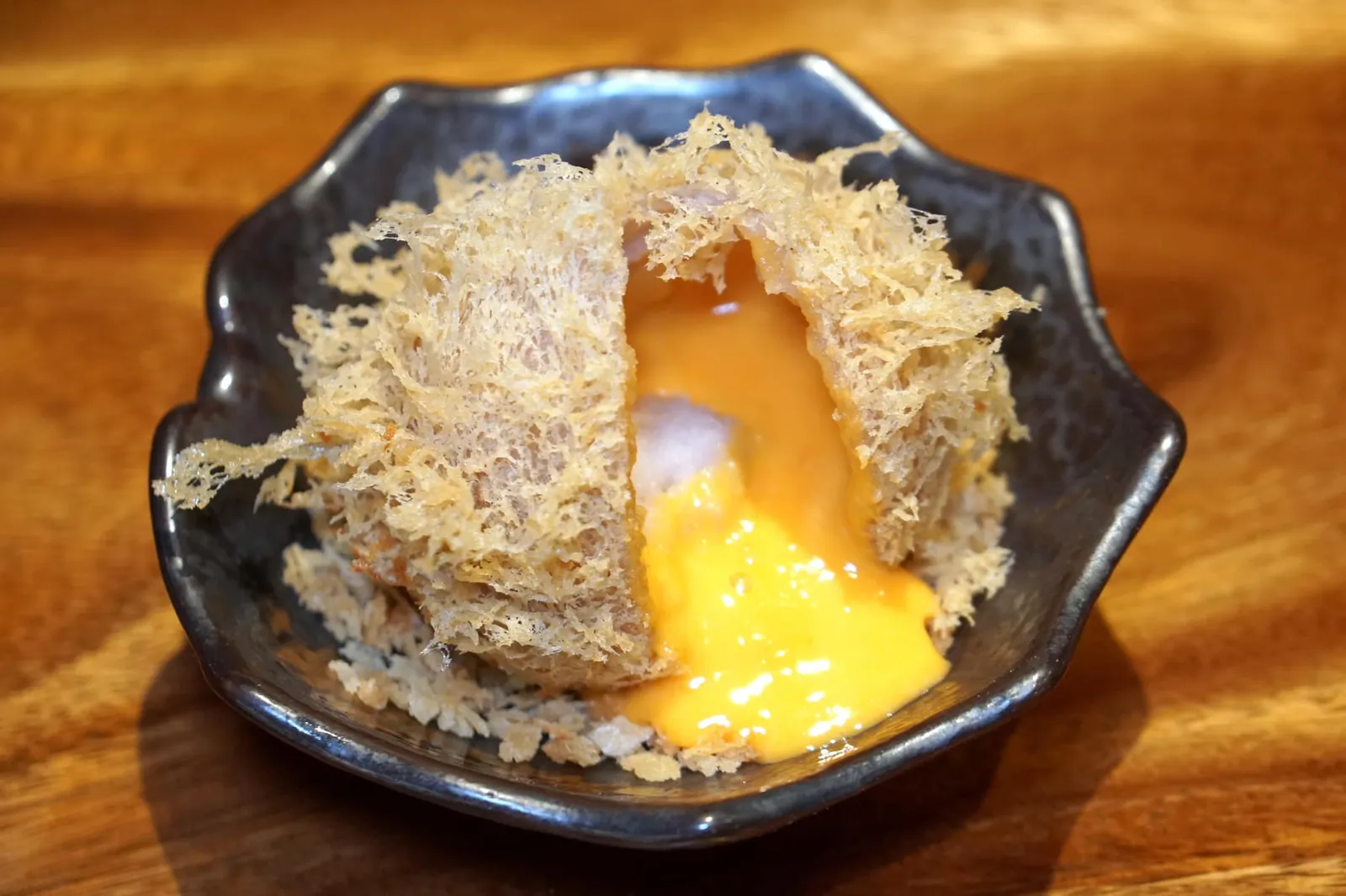 เผือกทอดซอสมันซูน (90++) Taro Puff with Salted Egg Lava ใช้มีดหั่นลงไปจะพบว่าไส้คัสตาร์ดลาวาจะไหลทะลักออกมา เนื้อเผือกนุ่ม ตัดกันกับความกรอบของผิวด้านนอกได้อย่างดี (13/20)
