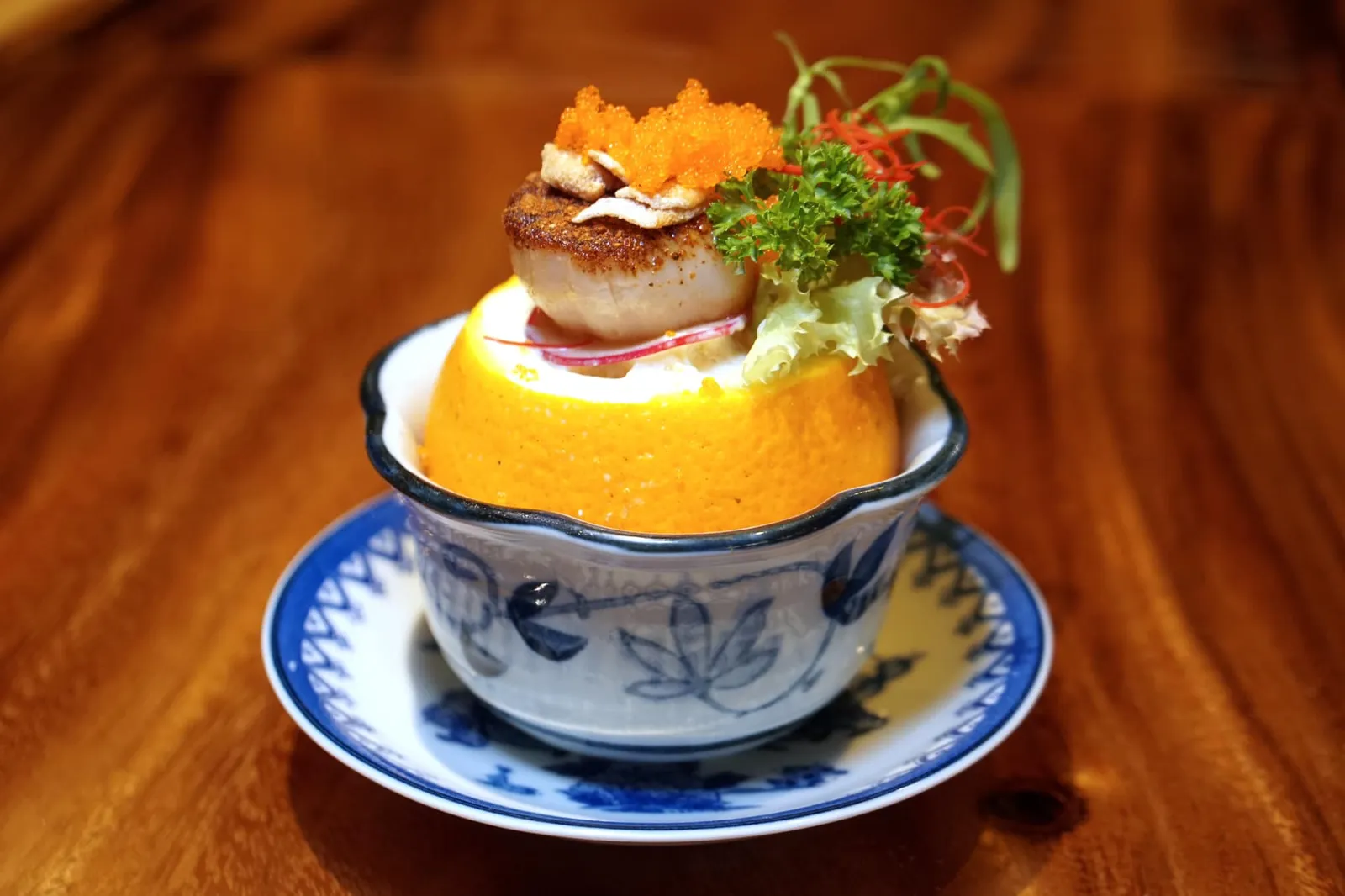 หอยเชลล์แมนดาริน (250++) Scallops in Orange Sauce ห้ามพลาดเมนูที่ได้รับการแนะนำจาก Michelin Guide อย่างสลัดหอยเชลล์แมนดารินเสิร์ฟมาในผลส้มซึ่งวางอยู่ในถ้วยเซรามิคอีกทีหนึ่งดูน่าตาน่าทานสุด ๆ (14/20)