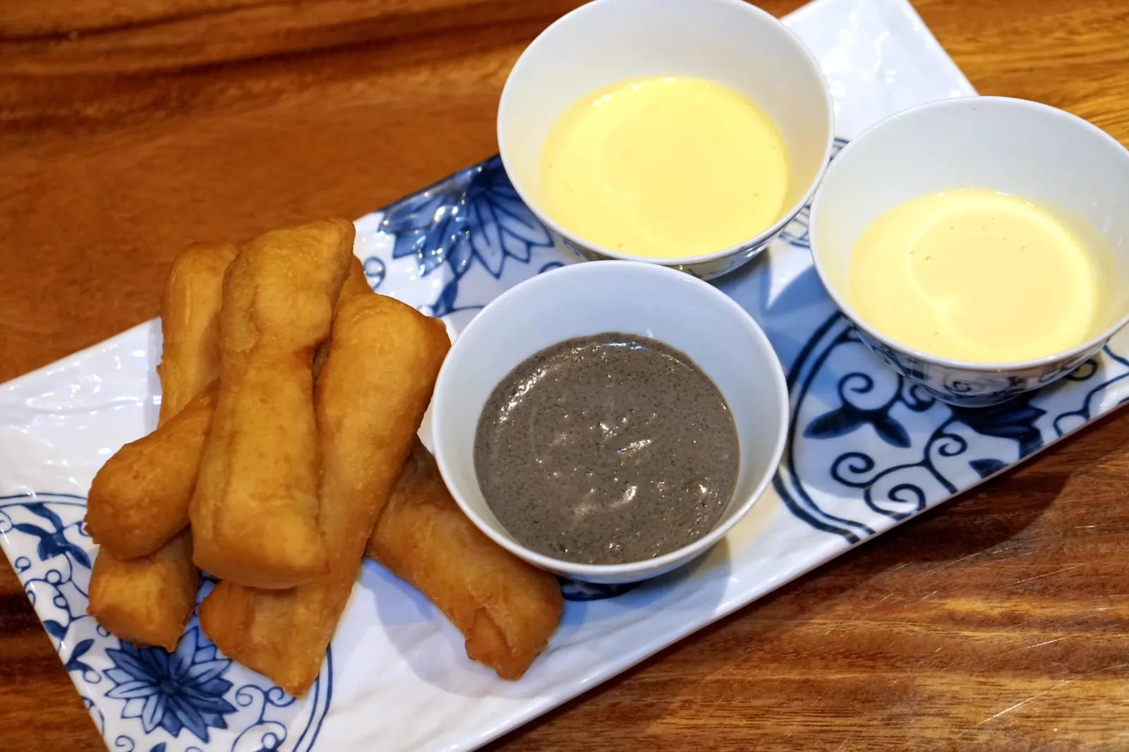 ขนมน้ำตาลขาวทอด ซอส 4 ฤดู (140++) Deep Fried Dough Stick with Dipping Sauce สำหรับขนมหวานอย่างแรกคือปาท่องโก๋แบบจีนเสิร์ฟมาชิ้นค่อนข้างโต เนื้อสัมผัสจะมีความแน่นมากกว่าปาท่องโก๋บ้านเรา ข้างกันคือซอสขิง งาดำ และน้ำเต้าหู้แปะก๊วย รสชาติดีทุกอย่าง (12/20)