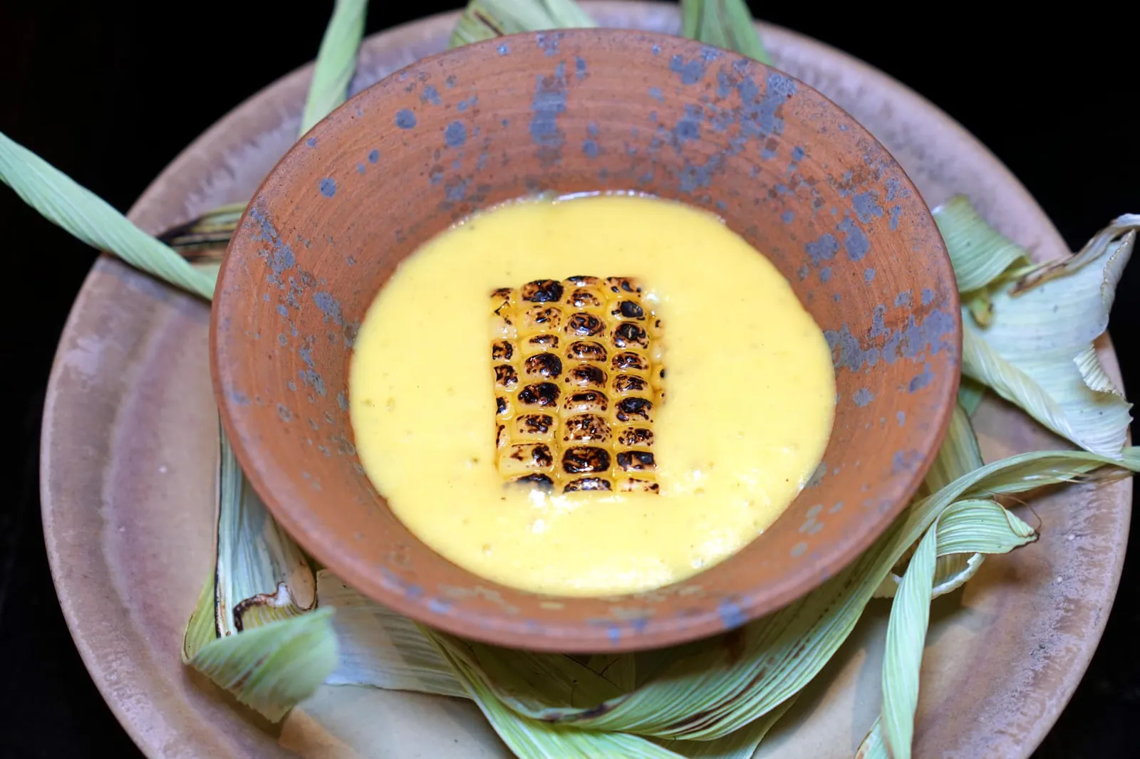 Kai Toon Kao Pod – Corn Chawanmushi ไขตุ๋นข้าวโพด จานนี้เชฟได้นำไข่ตุ๋นสไตล์ญี่ปุ่นหรือ Chawanmushi เสิร์ฟมาพร้อมกับคัสตาร์ดข้าวโพดและข้าวโพดย่างทอปเอาไว้ด้านบน เนื้อไข่ตุ๋นนุ่ม ละมุน คัสตาร์ดข้าวโพดหวานมัน ทั้งยังมีความกรอบจากเมล็ดข้าวโพด และกลิ่นหอมจากการย่างอีกด้วย (14/20)