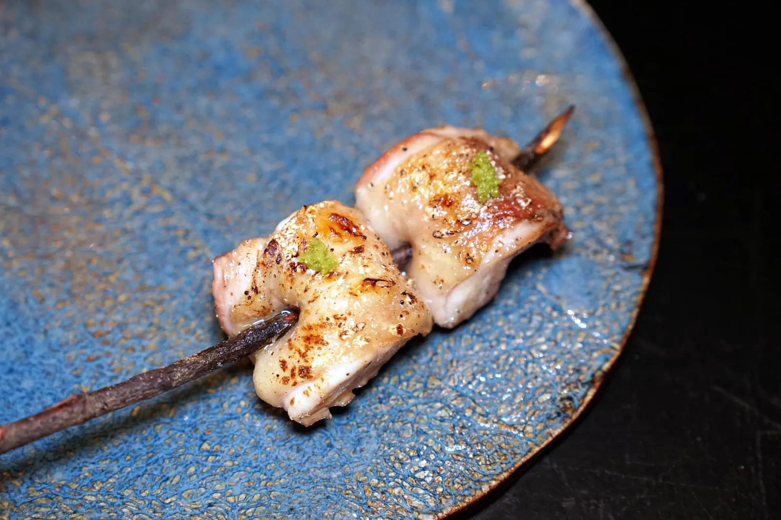 Grilled Chicken Oyster & Thai Aroma ไก่ย่างส้มซ่าพริกเกลือ จานนี้เชฟเลือกใช้เนื้อไก่เลี้ยงแบบปล่อยจากฟาร์มในจังหวัดนครราชสีมาโดยคัดเฉพาะส่วน Oyster ซึ่งเป็นส่วนที่นุ่มที่สุดของไก่นำไปย่างด้วยเตาถ่านจนหอม เนื้อนุ่ม หนังกรอบ ด้านบนทอปด้วยเพสท์ส้มซ่า แม้เชฟจะทำเนื้อสัมผัสออกมาได้ดีมาก ๆ แต่รสชาติดูจะอ่อนไปนิดสำหรับคอร์สเรียกน้ำย่อย (13/20)