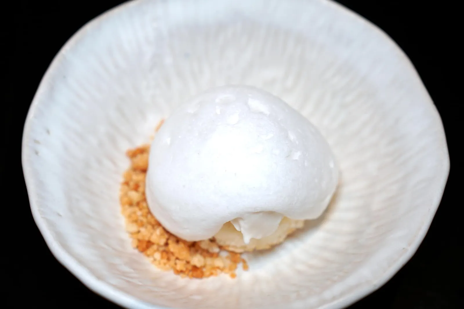 White Coconut Textures มะพร้าว ปิดท้ายของหวานที่ใช้มะพร้าวเสิร์ฟมาในรูปแบบ Different Textures โดยมีองค์ประกอบของเค้ก โฟม ครัมเบิ้ล และไอศกรีมตรงกลางเพื่อให้มีรสชาติและเนื้อสัมผัสที่หลากหลายแตกต่างกันออกไป (15/20)