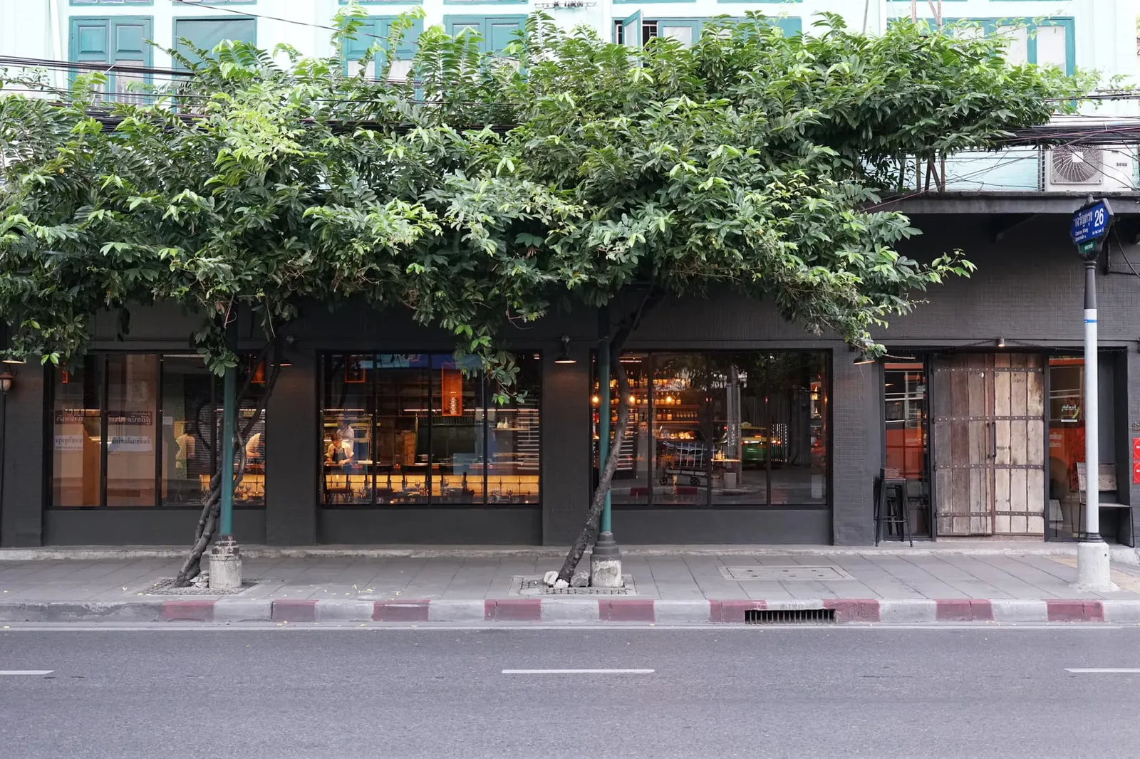 80/20 ตั้งอยู่บริเวณมุมถนนย่านเจริญกรุง ลูกค้าที่นำรถมาเองสามารถเข้าจอดได้ที่ Yip In Tsoi & Co. Limited