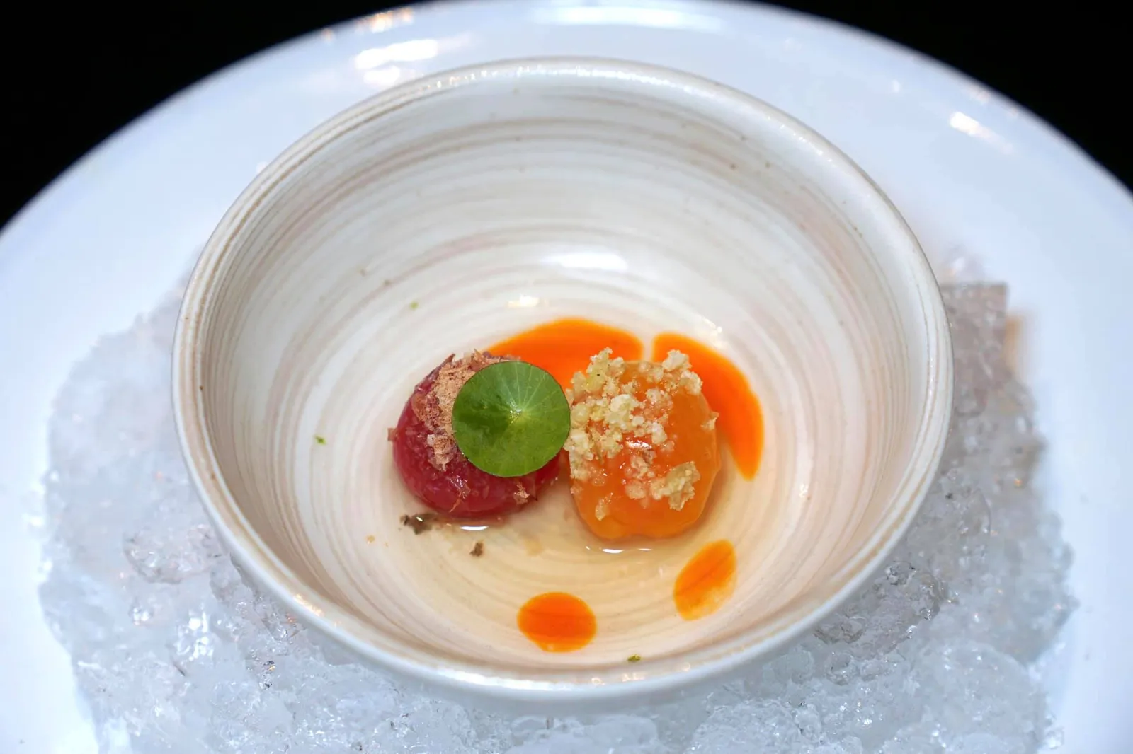Umami Tomato มะเขือเทศคอมบุ เริ่มต้นด้วยเมนูกระตุ้นน้ำย่อยที่เชฟใช้มะเขือเทศออแกร์นิคจากจังหวัดเชียงใหม่สีแดงกับสีส้มนำไปกงฟีจนนุ่ม ชิ้นสีแดงทอปด้านบนด้วยปลาทูน่ารมควัน ส่วนชิ้นสีส้มทอปด้วยข้าวพองกรอบเพื่อให้มีความแตกต่างของเนื้อสัมผัส จากนั้นเทราด Combu Jus เย็น ๆ ทำมาจากสาหร่ายให้รสชาติเปรี้ยวอุมามิลงไป ช่วยเรียกความสดชื่นได้ดีมาก ๆ (14/20)