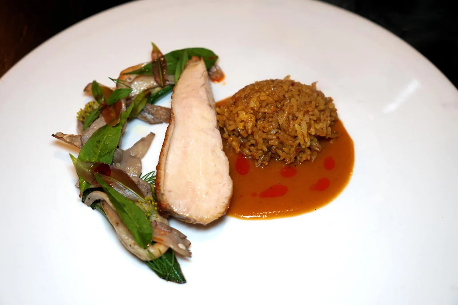 Kai Tai Nam – Roasted Chicken with Turmeric, Curry Rice & Local Mushroom ไก่ใต้น้ำ ข้าวอบสมุนไพร และเห็ดพื้นบ้าน ตัวข้าวเองก็ทำออกมาได้ดีจนอยากขอสูตรเชฟไปทำเองบ้าง ข้าวมีความหอมจากสมุนไพร ไม่แห้งและไม่แฉะจนเกินไป (15/20)