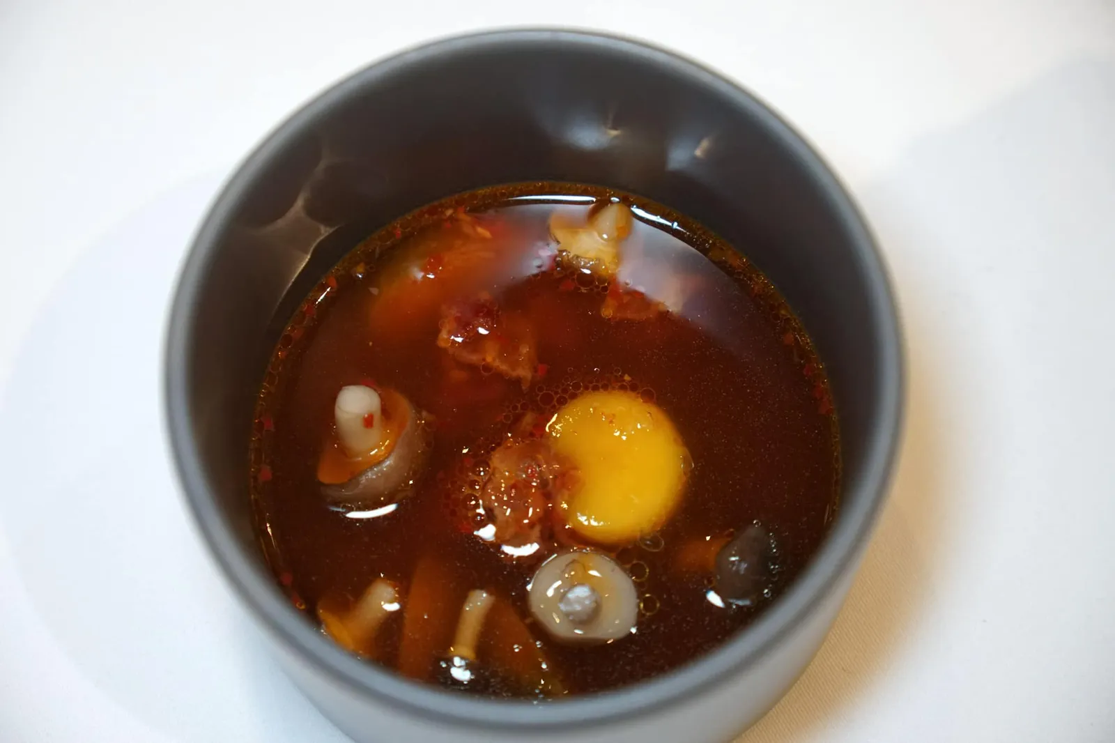 CHILDHOOD pork belly | saamjang sauce | kimchi ถัดมาคือกิมจิที่ได้จาก Brussles sprout หรือกะหล่ำดาวและเห็ดชิเมจิรมควันวางมาคู่กับกับ Preserved egg yolk หรือไข่แดงดอง ที่โต๊ะพนักวานจะเทซุปกิมจิร้อน ๆ ลงไปให้รสชาติออกเปรี้ยวล้างความมันจากเนื้อหมูสามชั้นไปได้อย่างหมดจด (14/20)