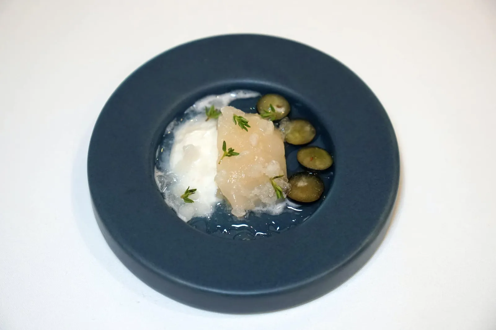 SCALLOP blueberry | lavender | guava จานแรกในคอร์สหลักเริ่มต้นด้วย “หอยเชลล์โฮตาเตะ” นำเข้าจากเกาะฮอกไกโดประเทศญี่ปุ่นเสิร์ฟมาแบบเย็นและดิบ ด้านล่างรองด้วยฝรั่งดองช่วยเพิ่มมิติทางเนื้อสัมผัส ข้างกันคือโฟมลาเวนเดอร์สีขาวช่วยเพิ่มอโรม่าตามคอนเซปเซ็ตเมนูแห่งฤดูใบไม้ผลิ ซ้ายมือคือบลูเบอร์รี่ฝานเป็นชิ้น ๆ สุดท้ายคือการวางดอกไทม์เอาไว้ที่ด้านบน ผสมทุกอย่างเข้าด้วยกันแล้วตักทานช่วยเรียกความสดชื่นได้ดีมาก ๆ (14/20)