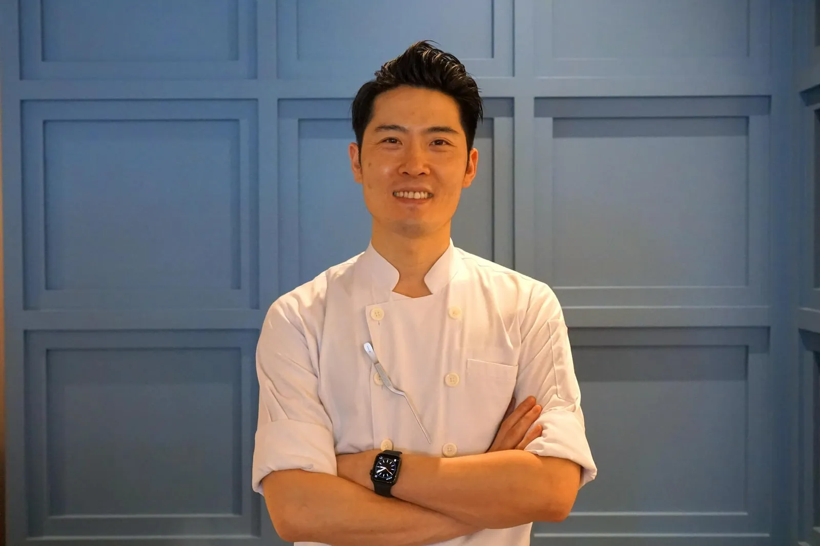 เชฟเจ้าของร้าน Dan Bark เป็นลูกครึ่งเกาหลีใต้-อเมริกัน ทั้งยังเคยร่วมงานกับห้องอาหารชั้นนำระดับโลกของเชฟ Curtis Duffy อย่าง Avenues แห่งโรงแรม The Peninsula (ซึ่งต่อมาได้กลายเป็นห้องอาหารระดับ 2 Michelin Stars) และไต่อันดับขึ้นไปถึงตำแหน่ง Sous chef ที่ห้องอาหาร Grace (3 Michelin Stars) ต่อมาในปี 2014 เชฟ Dan และคุณเฟย์ ธัญจิรา ตระกูลวงษ์ ภรรยาชาวไทยได้ตัดสินใจย้ายมาตั้งรกรากในกรุงเทพและเปิดห้องอาหารเล็ก ๆ เป็นของตัวเองในชื่อ Upstairs at Mikkeller ที่ชั้นสองของ Mikkeller Bangkok แม้จะเป็นห้องอาหารขนาดเล็กแต่ด้วยการจัดเสิร์ฟอาหารสไตล์ Chef's Table ซึ่งพบได้ไม่มากในช่วงเวลานั้นทำให้ตัวร้านมีชื่อเสียงขึ้นมาอย่างรวดเร็วรวมไปถึงการคว้ารางวัล ⭐️ 1 Michelin Star มาเป็นของตัวเองใน Michelin Guide Bangkok 2018 ถึง 2020 ก่อนที่จะย้ายมาเปิดห้องอาหาร Caper และ Cadence by Dan Bark อย่างที่กล่าวไปก่อนหน้านี้