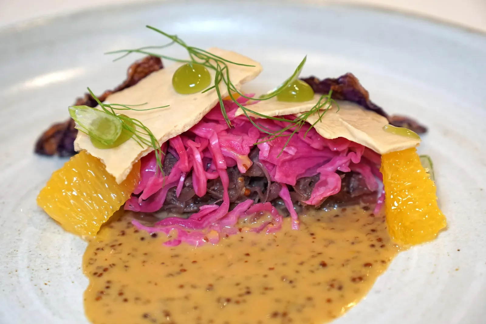DUCK A L'ORANGE foie gras | red cabbage | fennel เนื้อเป็ดถูกตุ๋นมาอย่างดี นุ่มมาก ๆ มีกลิ่นเฉพาะตัวของเนื้อเป็ดที่พอดีไม่มากจนเกินไป เสริมด้วยกลิ่นหอมของฟัวกราส์ที่ทำออกมาให้มีเนื้อสัมผัสคล้ายเมอแรงก์ ตัดรสชาติและเนื้อสัมผัสด้วยความเปรี้ยวและความกรอบจากกะหล่ำปลีแดงและชิ้นส้ม ซอสมัสตาร์ดทำหน้าที่เป็นตัวเชื่อมทุกองค์ประกอบเข้าด้วยกัน ถือเป็นจานที่แฝงตัวตนความเป็นเชื้อสายเกาหลีของเชฟแดนเข้าไปในเมนูฝรั่งเศสคลาสสิคได้อย่างดีเยี่ยม (16/20)