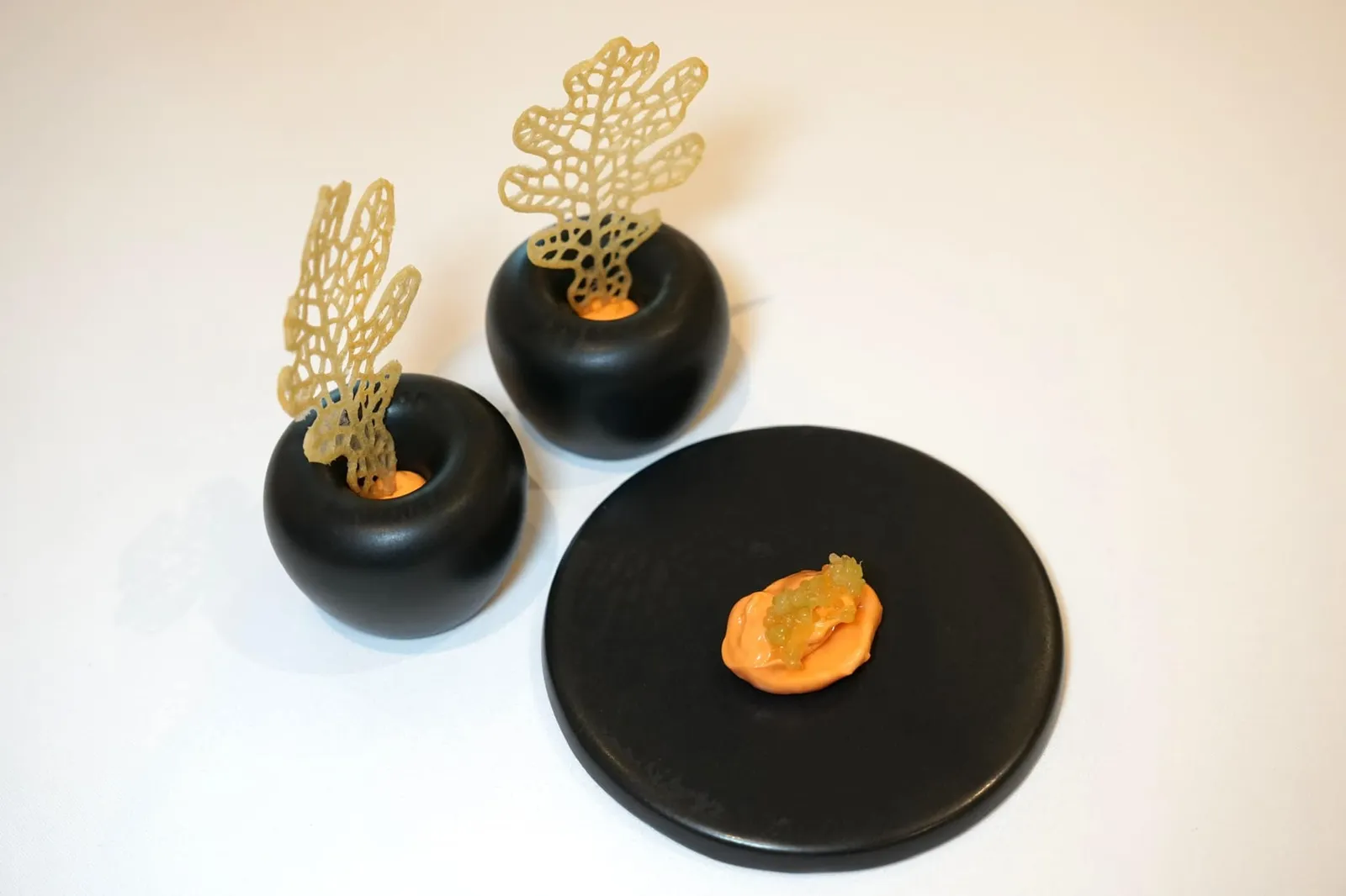 CHIPS prawn butter | potato | finger lime ถัดมาคือ “มันฝรั่งทอด” ทำออกมาเป็นรูปใบไม้ เชฟ Dan เสิร์ฟมาคู่กับเนยที่มีส่วนผสมของมันจากหัวกุ้งให้กลิ่นหอมและความมันที่พอเหมาะ ด้านบนทอปด้วยมะนาวนิ้วมือเพื่อช่วยตัดความมันไม่ให้โดดจนเกินไป วิธีทานให้ใช้มันฝรั่งตัดเนยแล้วทานได้เลย อย่างไรก็ตามแผ่นมันฝรั่งมักจะแตกค่อนข้างง่ายทำให้การตักเนยทำได้ค่อนข้างยากอยู่บ้าง (14/20)