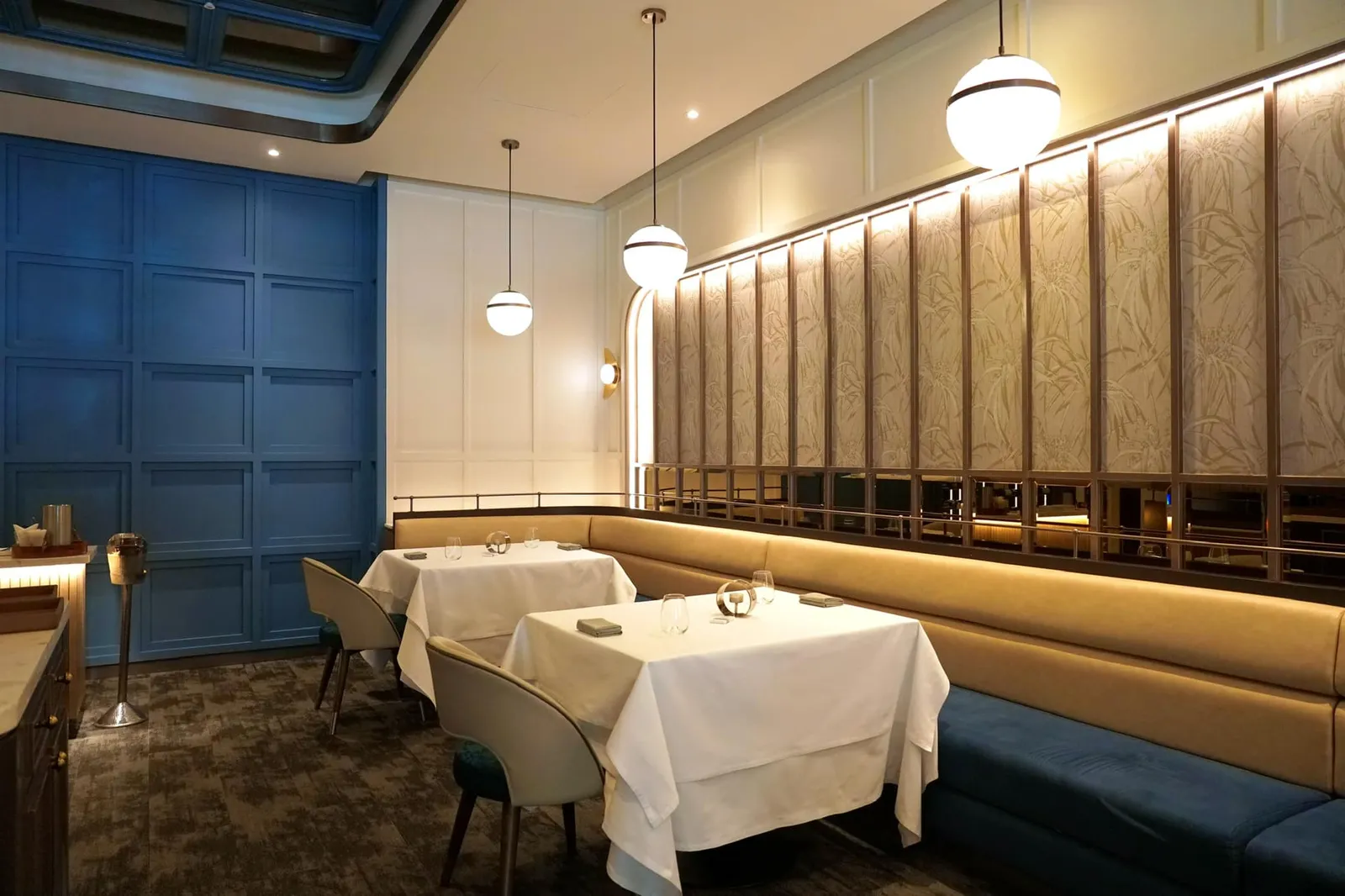 ฝั่ง Cadence by Dan Bark ออกแบบให้เป็นห้องอาหาร Fine Dining เรือธงที่นำเสนอเซ็ตเมนูขนาดใหญ่และใช้เวลาระหว่างมื้ออาหารค่อนข้างมากเหมาะกับการพาคนรู้ใจมาเฉลิมฉลองเนื่องในโอกาสพิเศษ หลังจากเช็คการจองเรียบร้อยพนักงานต้อนรับจะพาลูกค้าเดินผ่านห้องมืดที่มีกระจก 4 ด้านและเสิร์ฟ Welcome Drink กันในนี้