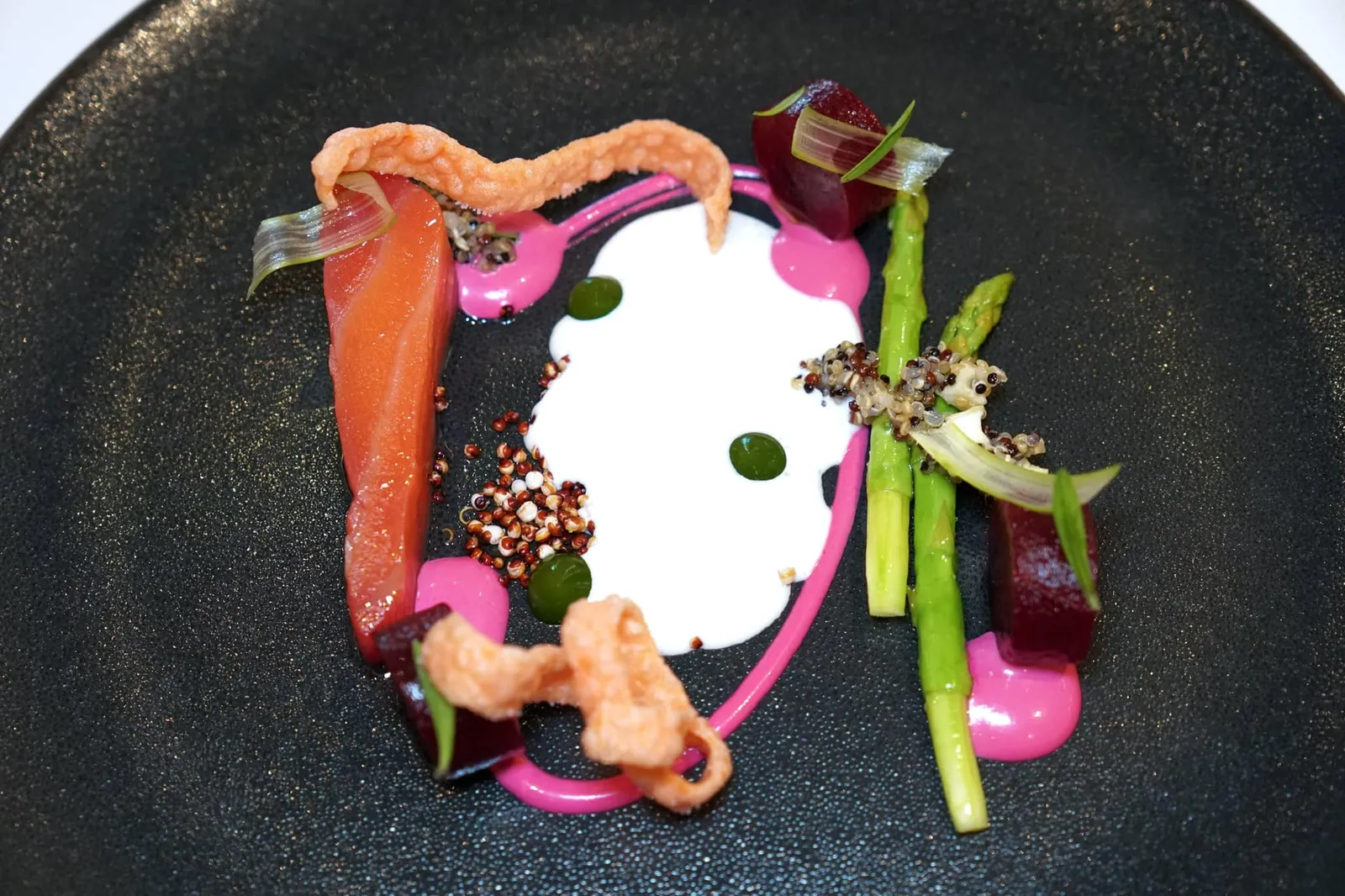 TASMANIAN SALMON beet root | asparagus | apple เพียงสีส้มเข้มและเนื้อสัมผัสที่มีความแน่นหนึบเด่นชัดก็ของเนื้อปลาก็สามารถบอกได้ทันทีว่านี่คือปลา Wild caught salmon ไม่ใช่ปลาเลี้ยง องค์ประกอบต่าง ๆ ของบีทรูทช่วยเพิ่มความ Earthiness ทั้งยังมีเนื้อสัมผัสอันหลากหลายประกอบกับแอปเปิ้ลครีมที่มีรสหวานแทรกด้วยความเปรี้ยวเพียงเล็กน้อยช่วยเชื่อมทุกองค์ประกอบเข้าด้วยกัน (16/20)