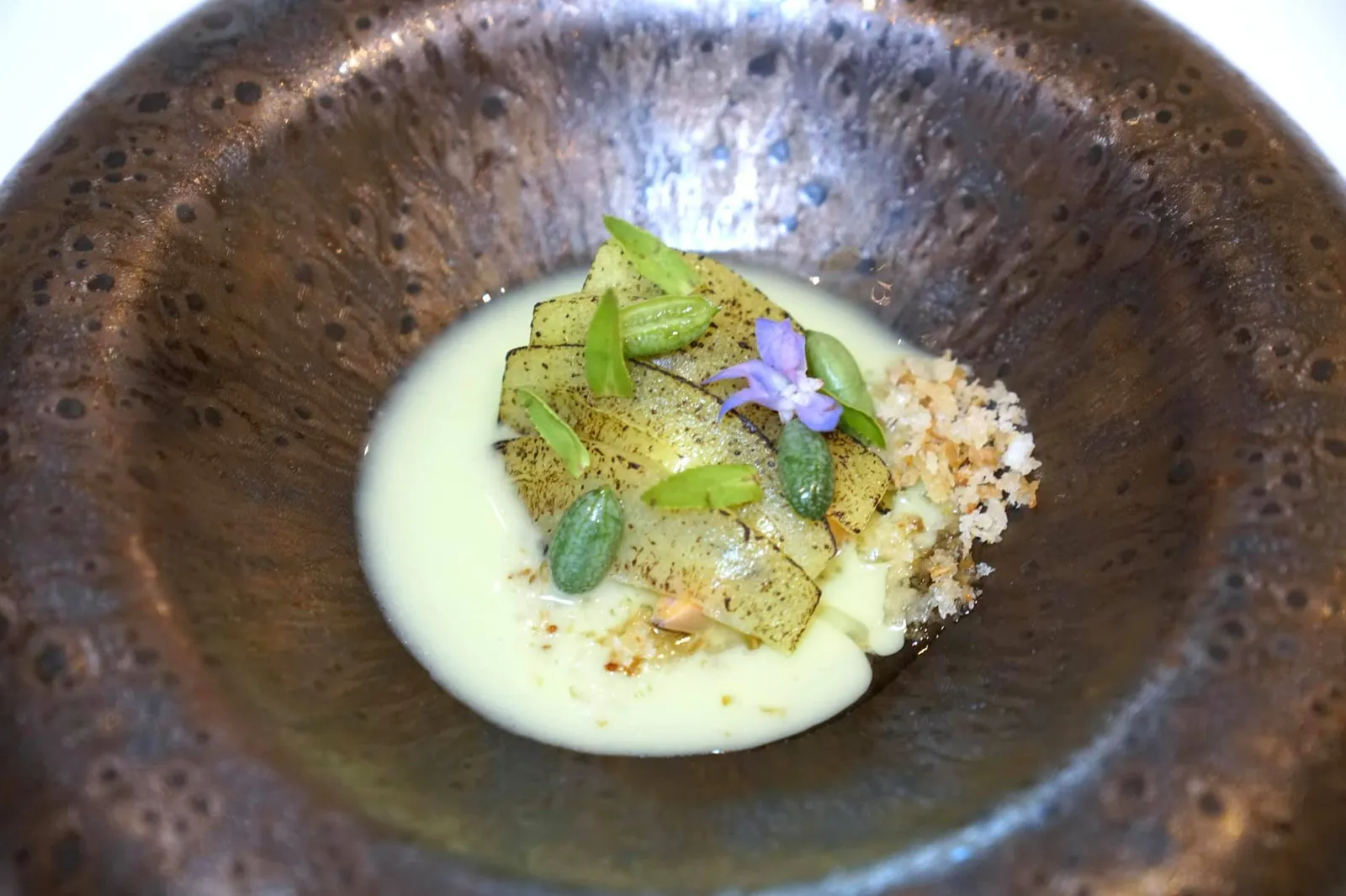 BLUE MUSSLES greek yogurt | gazpacho | bread rock เชฟใช้หอยแมลงภู่นำเข้าจากประเทศสเปนมานึ่งแล้วหั่นเป็นชิ้น ๆ เนื้อสัมผัสนุ่มหนึบ ไม่มีกลิ่นคาว เสิร์ฟมาคู่กับกรีกโยเกิร์ต ด้านบนคือ Kiwi, ลูก Cucamelon (Melothria scabra), ใบ Finger grass และดอก Bulrush flower ฝั่งขวามือคือ Bread rock หรือขนมปังกรอบปรุงรสด้วยกระเทียม หอมใหญ่ หอมแดงช่วยเพิ่มกลิ่นและอโรม่าให้กับจาน ที่โต๊ะพนักงานจะเทกัซปาโช่หรือซุปเย็นสไตล์สเปนลงไปช่วยเพิ่มความสดชื่นให้กับจานได้ดีมาก ๆ (16/20)