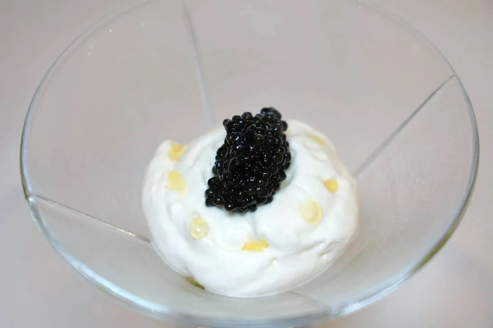 CAVIAR sunchoke | leek | hazelnut แน่นอนว่าเมื่อนำองค์ประกอบคลาสสิคมารวมกันรสชาติต้องออกมาดีอย่างแน่นอน ทั้งความนุ่มละมุนของโฟม Sunchoke มีรสหวานนำและแฝงด้วยความ Earthy เบา ๆ ยังมีความหวานและกรอบจากองค์ประกอบต่าง ๆ ของถั่วฮาเซลนัท รสชาติอันเข้มข้นของ Marmalade อย่างไรก็ตามเรารู้สึกเสียดายอยู่บ้างที่กลิ่นและรสชาติของ Oscietra caviar โดนองค์ประกอบอื่น ๆ โดยเฉพาะรสหวานจาก Sunchoke และ Hazelnut กลบไปพอสมควร หมายความว่ารสชาติโดยรวมถือว่าทำออกมาได้ดีมาก แต่คาเวียร์ซึ่งเป็นวัตถุดิบราคาสูงอาจยังแสดงตัวตนออกมาได้ไม่โดดเด่นเท่าที่เราคาดหวังนั่นเอง (15/20)