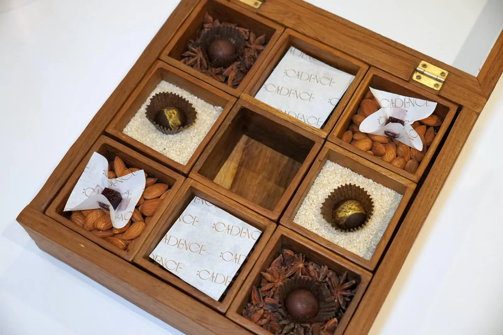 PETIT FOURS calamansi coconut bonbon | salted caramel bonbon | cherry pâte de fruits ปิดท้ายด้วย “เปอตี โฟว์” ปิดท้ายมื้ออาหารจำนวน 3 อย่างคือ Calamansi coconut bonbon, Salted caramel bonbon และ Cherry pâte de fruits (14/20)