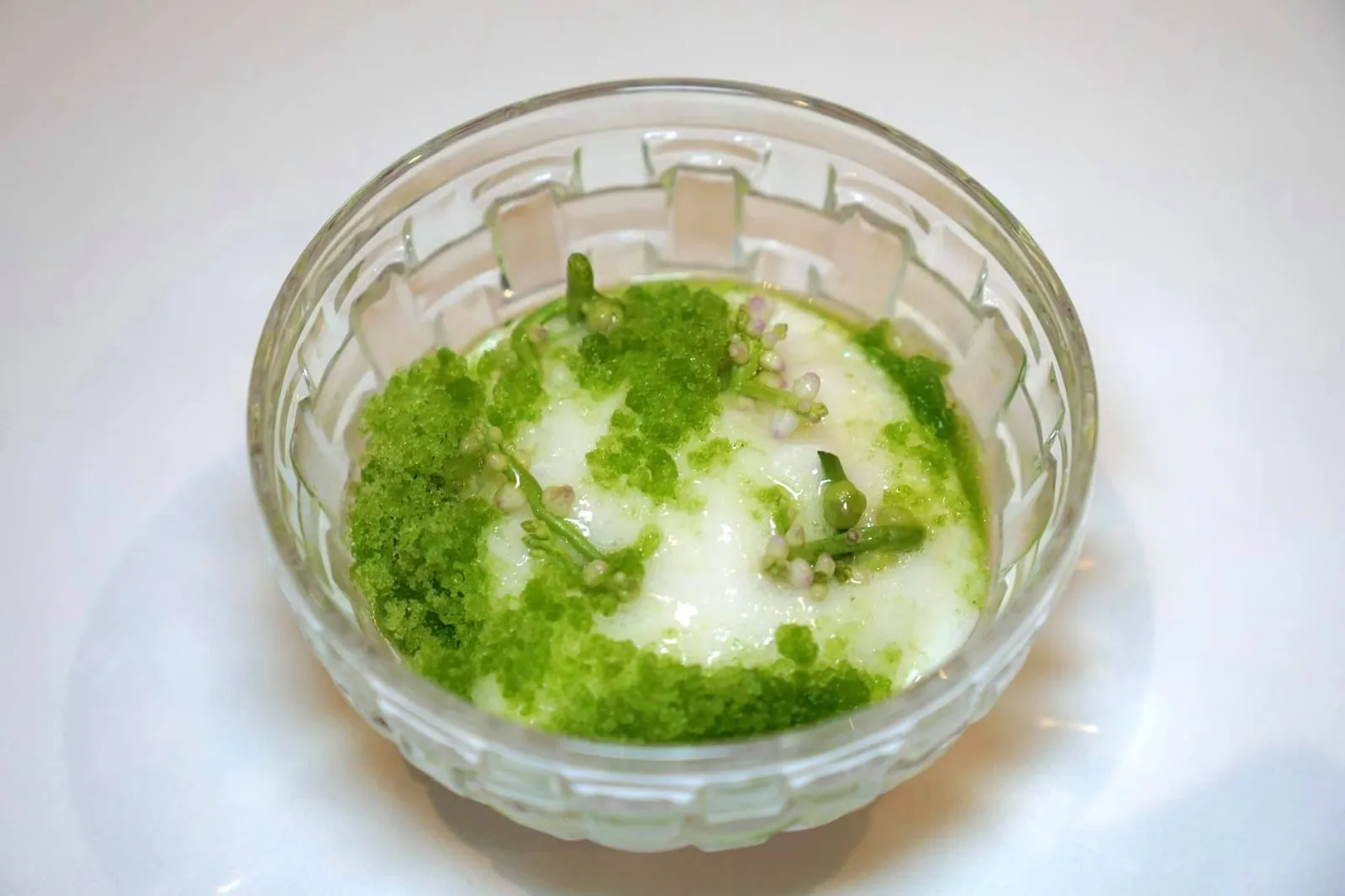 SPRING SLUSH tomato | celery | aloe vera “สปริง สลัช” เป็นเมนูที่เชฟแดนตั้งใจอธิบายถึงช่วงเปลี่ยนผ่านของฤดูหนาวมาสู่ฤดูใบไม้ผลิ องค์ประกอบสีขาวเป็นโฟมทำมาจากมะเขือเทศ ด้านบนทอปด้วย Celery ice ที่เชฟเปรียบเทียบกับฤดูหนาวช่วยเรียกความสดชื่น ด้านล่างรองด้วย Semi dehydrated tomato โดยมีจุดเด่นคือผิวด้านนอกที่ค่อนข้างแห้งแต่ตรงกลางยังคงนุ่มเต็มฉ่ำ ทั้งยังเต็มไปด้วยความเปรี้ยวและอุมามิ องค์ประกอบนี้เองทำหน้าที่เป็นรสชาติหลักของจาน ยังมีว่านหางจระเข้นุ่ม ๆ และ Candied cashew หรือเมล็ดมะม่วงหิมพานต์กรอบ ๆ ช่วยให้มีความแตกต่างของเนื้อสัมผัสในแต่ละคำที่ตักทานอีกด้วย (15/20)