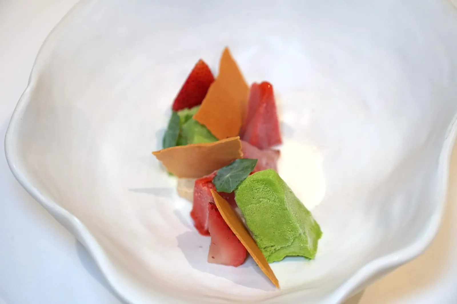 STRAWBERRY mochi | nasturtium | toasted rice ของหวานจานแรกคือ “สตรอว์เบอร์รี่” ทำออกมาเป็นไอศกรีมสีแดงจับคู่กับไอศกรีมทำมาจากแนสเทอเทียมท้องถิ่นมีสีเขียว มีรสและกลิ่นเฉพาะตัว ข้างกันคือโมจิข้าวเคลือบด้วยผงงาเคี้ยวหนึบ ผลสตรอว์เบอร์รี่ ส่วนองค์ประกอบด้านบนคือแผ่นตูยกรอบ ทานทุกองค์ประกอบพร้อมกันเพื่อสัมผัสทั้งกลิ่นและรสชาติที่ถูกบรรจงรังสรรค์ขึ้นมาอย่างดี (16/20)