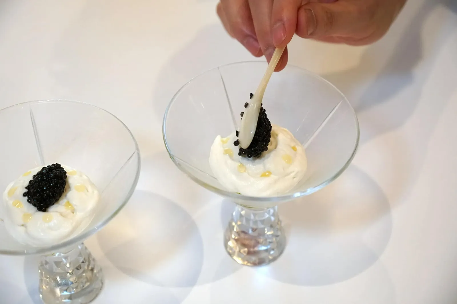 CAVIAR sunchoke | leek | hazelnut เชฟแดนเลือกใช้ Jerusalem artichoke มาทำเป็นโฟม ด้านล่างประกอบไปด้วย Meat marmalade ซาวครีม ยังมีถั่วฮาเซลนัทคั่วและ Extravirgin hazelnut oil ที่ผ่านกระบวนการ Cold press เพื่อเพิ่มความเข้มข้นทางรสชาติและอโรม่าให้เด่นชัดมากยิ่งขึ้น และจบด้วยการตัก Oscietra caviar วางไว้ที่ด้านบน (15/20)