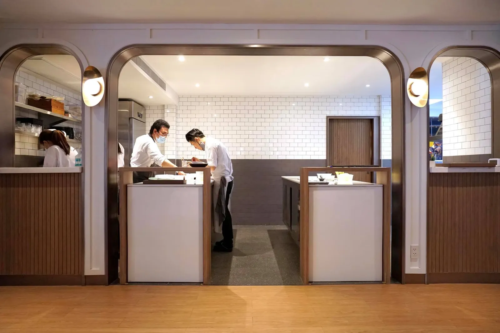 ลูกค้ายังสามารถมองเห็นห้องครัวแบบ Open Kitchen ซึ่งมีทีมเชฟคอยจัดเตรียมอาหารได้ตลอดเวลาและด้วยความยอดเยี่ยมของอาหารทำให้ Cadence by Dan Bark ได้รับรางวัล ⭐️ 1 Michelin Star ทันทีภายในปีแรกที่เปิดทำการ