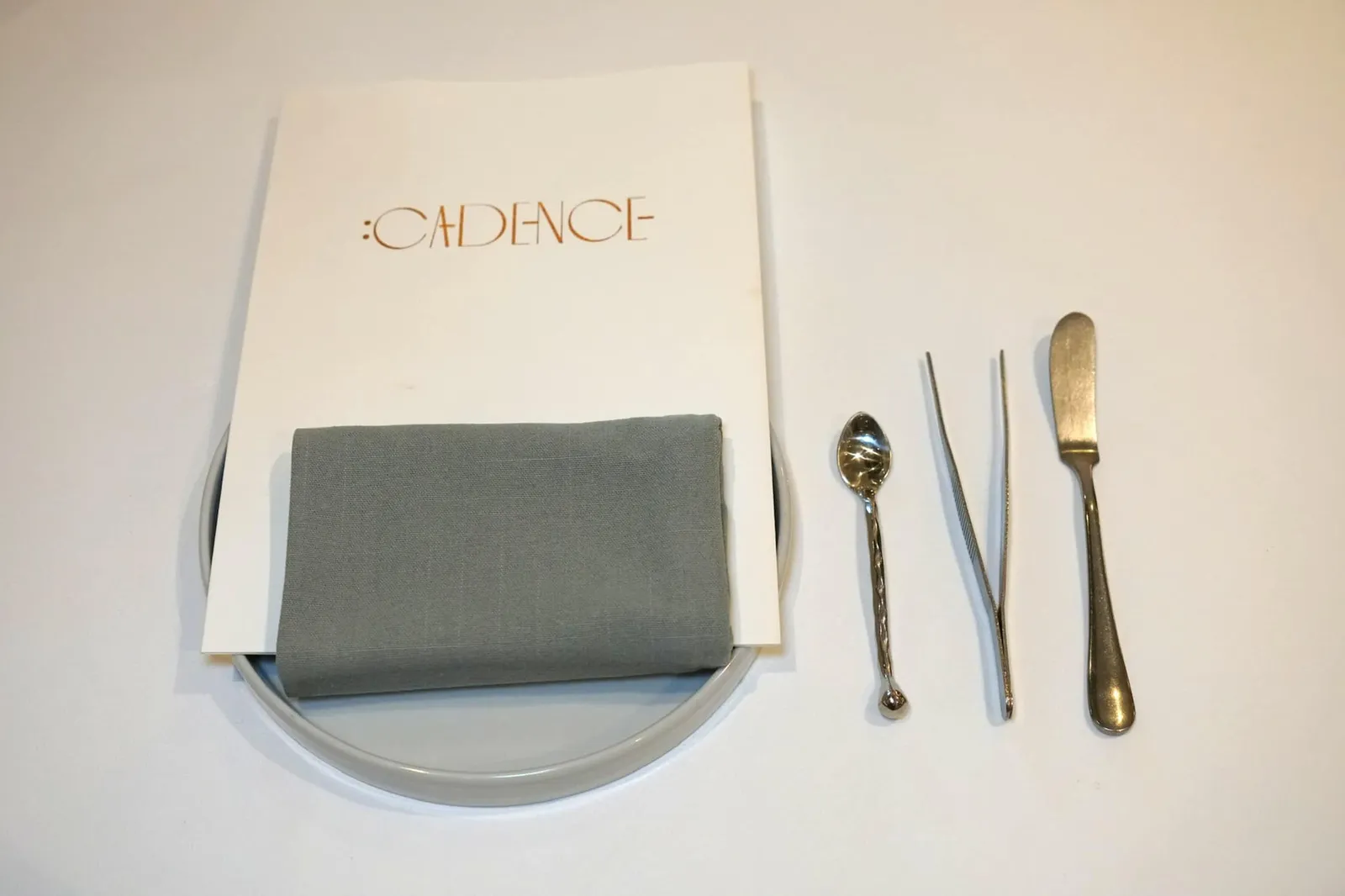 คำว่า Cadence แปลตรงตัวได้ว่าจังหวะและลำดับของการกระทำ ทางร้านนำเสนอเซ็ตเมนูรูปแบบเดียวซึ่งจะแปรเปลี่ยนไปตามฤดูกาลและไม่จำกัดสัญชาติ นั่นหมายความว่าในขณะที่อาหารบางคอร์สอาจดูคล้ายเมนูฝรั่งเศสคลาสสิคแต่ในจานถัดไปลูกค้าอาจได้ลิ้มลองเมนูสไตล์ญี่ปุ่น เกาหลี หรือกระทั่งจานที่ถูกรังสรรค์ขึ้นมาโดยไม่ซ้ำกับใครเลยก็ได้
