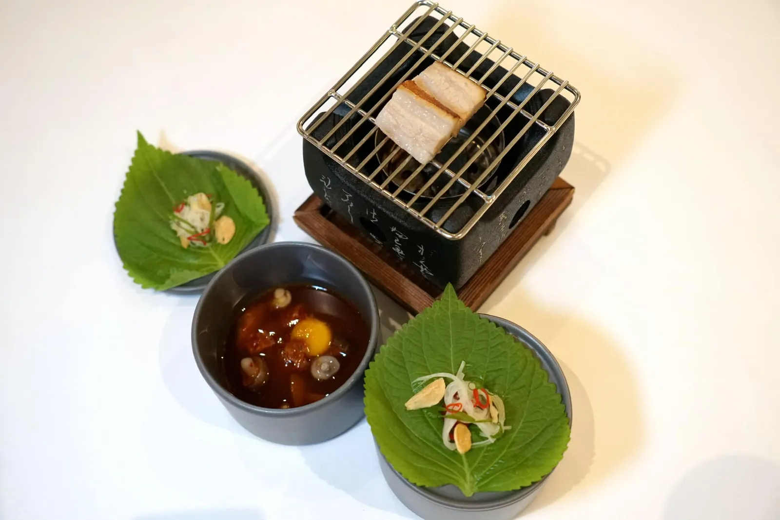 CHILDHOOD pork belly | saamjang sauce | kimchi หลังจากได้สัมผัสจานที่เต็มไปด้วยความซับซ้อนมาหลายคอร์สเชฟแดนเลือกที่จะคั่นกลางด้วยเมนูที่ดูง่าย ๆ แต่ชวนนึกถึง “วัยเด็ก” ของเชฟโดยมีพระเอกคือหมูสามชั้น ซอสซัมจัง และซุปกิมจิ (14/20)
