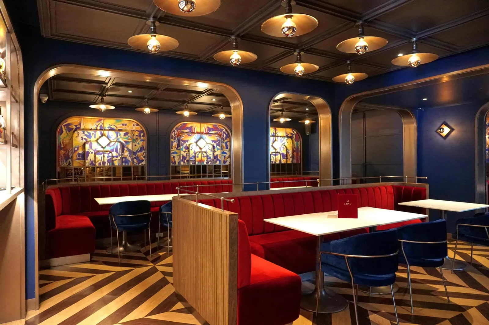 Caper by Dan Bark เป็นห้องอาหารกึ่งบาร์สไตล์ Casual Dining เหมาะกับการนัดพบเพื่อน ๆ มาสังสรรค์กันหลังเลิกงานโดยมีอาหารสไตล์ Comfort Food ที่ถูกยกระดับเป็นตัวชูโรงและมีราคาไม่สูงมากนัก
