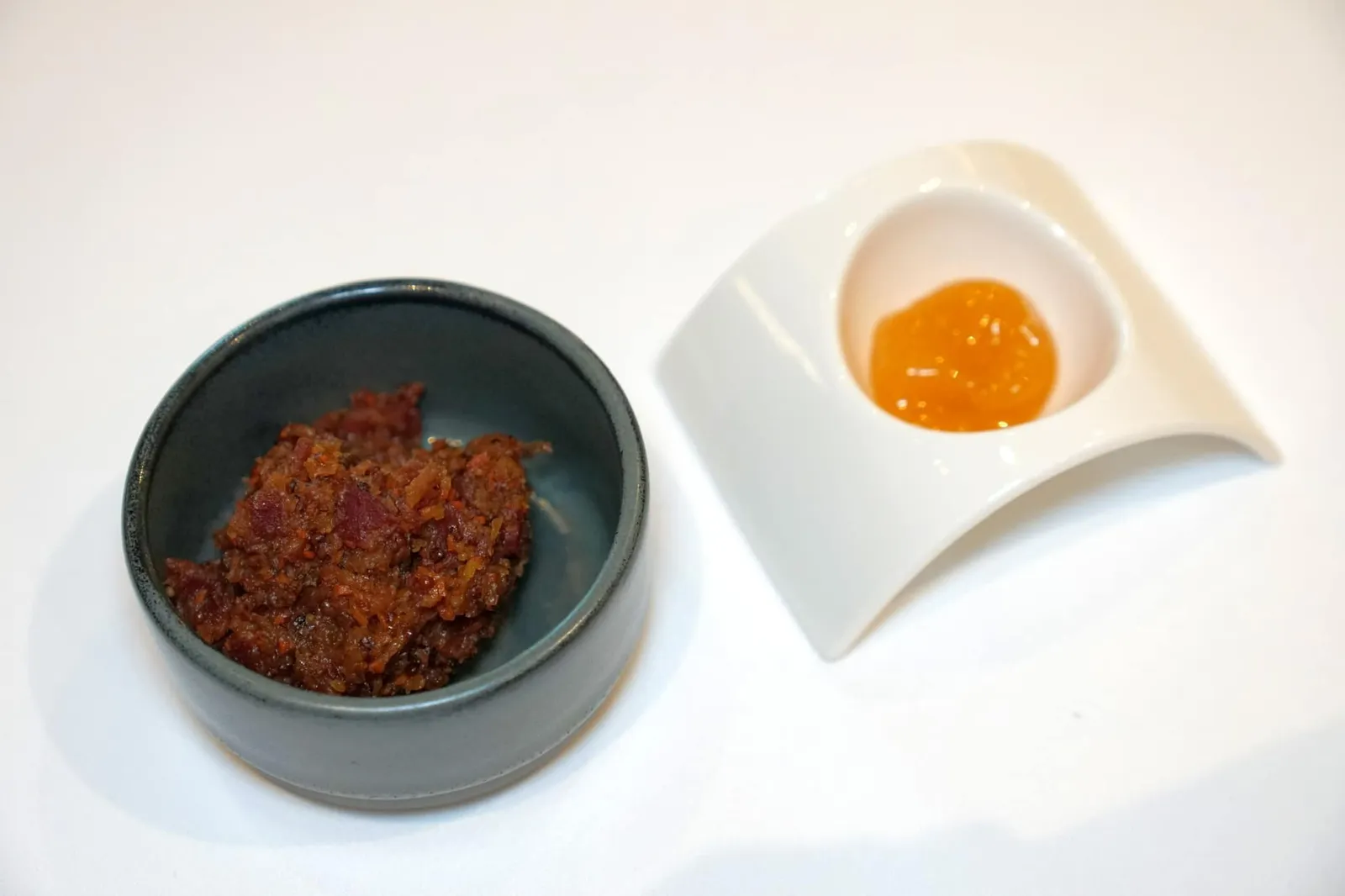 AMUSE BOUCHE jamón ibérico | homemade baguette | bacon marmalade แนะนำให้ลองทาแยมน้ำมันมะกอกหรือมามาเลดที่ได้มาจากการ Slow cooked เบคอนพร้อมกับเครื่องเทศหลายชนิดจนมีทั้งรสหวานและเค็มเข้ากันกับแฮมได้เป็นอย่างดี (14/20)