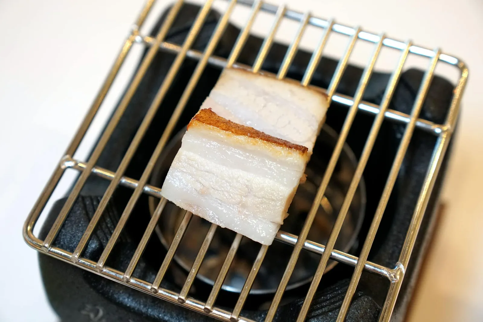 CHILDHOOD pork belly | saamjang sauce | kimchi องค์ประกอบแรกคือส่วนท้องของหมูหรือสามชั้นเสิร์ฟมาบนเตาสไตล์เกาหลีที่เชฟแดนใช้เวลาเตรียมนานถึง 96 ชั่วโมงโดยเริ่มจากการหมักนาน 48 ชั่วโมงและตุ๋นอีก 24 ชั่วโมงตามลำดับ (14/20)