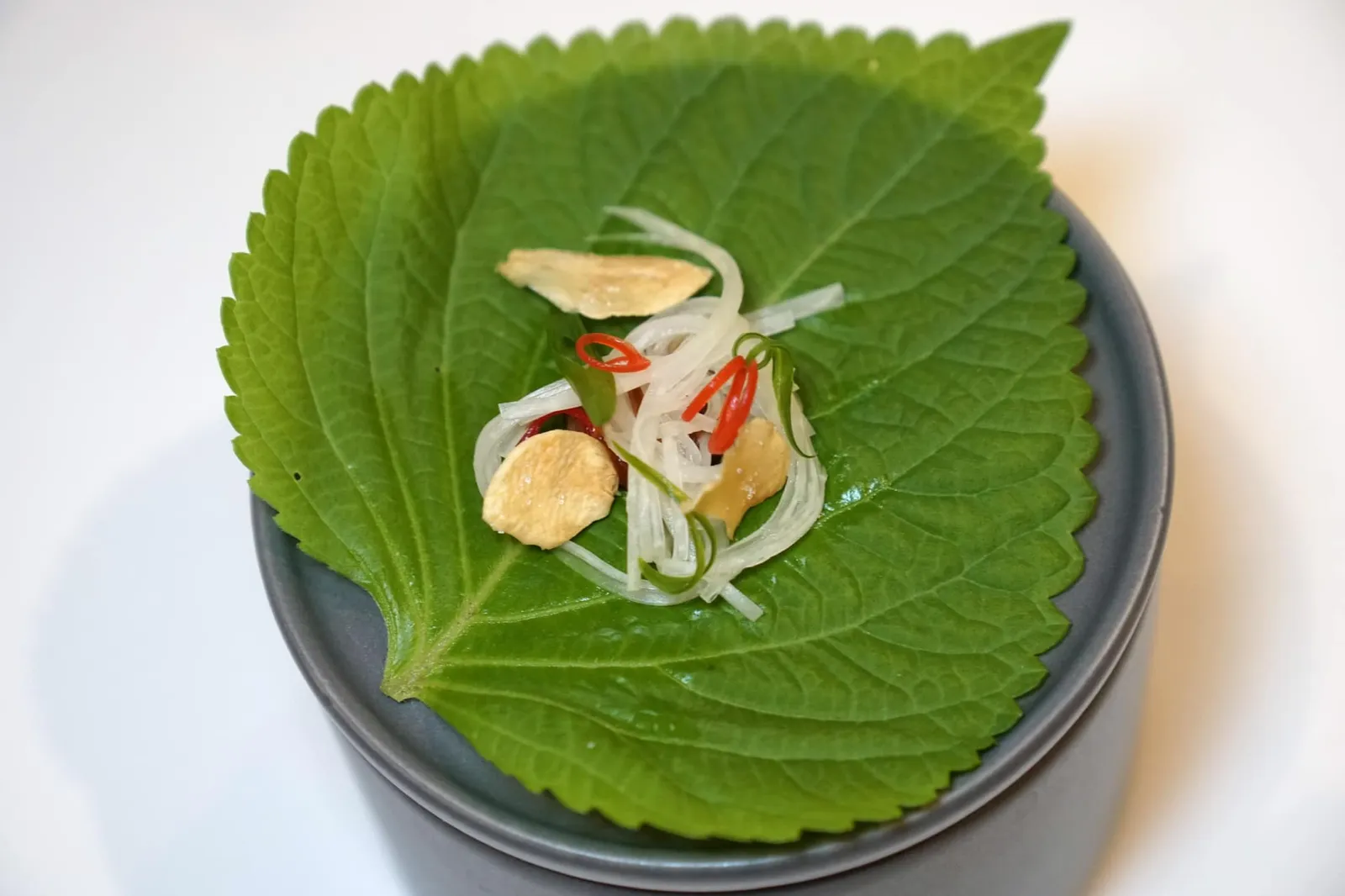 CHILDHOOD pork belly | saamjang sauce | kimchi องค์ประกอบถัดมาคือ Perilla leaf หรือใบชิโสะทอปด้วยซอสซัมจังทำเอง มะละกอดิบของไทย และชิปส์กระเทียมกรอบ (14/20)