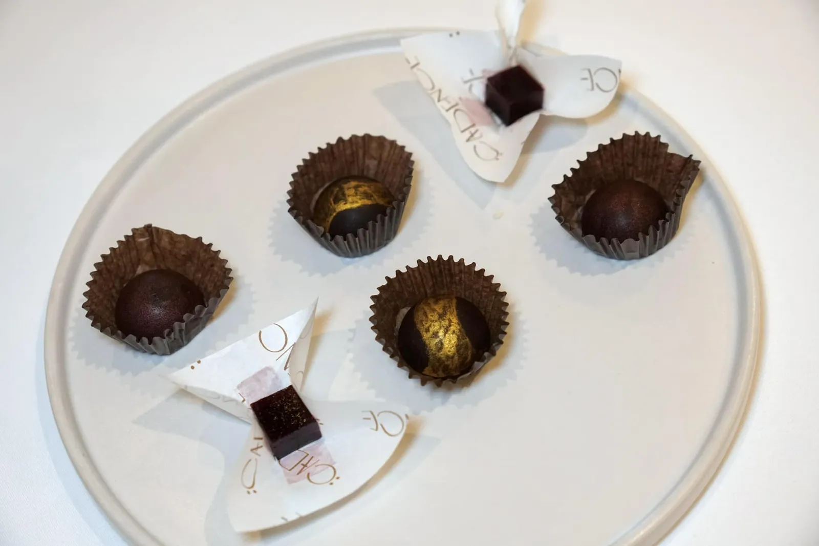 PETIT FOURS calamansi coconut bonbon | salted caramel bonbon | cherry pâte de fruits สำหรับ Calamansi coconut bonbon จะมีรสชาติออกหวานเทียบกับ Salted caramel bonbon ที่จะมีรสชาติเค็มมากกว่า สุดท้ายคือ pâte de fruits ทำมาจากเชอร์รี่ให้รสออกเปรี้ยวปิดท้ายมื้ออาหารอย่างสมบูรณ์ (14/20)