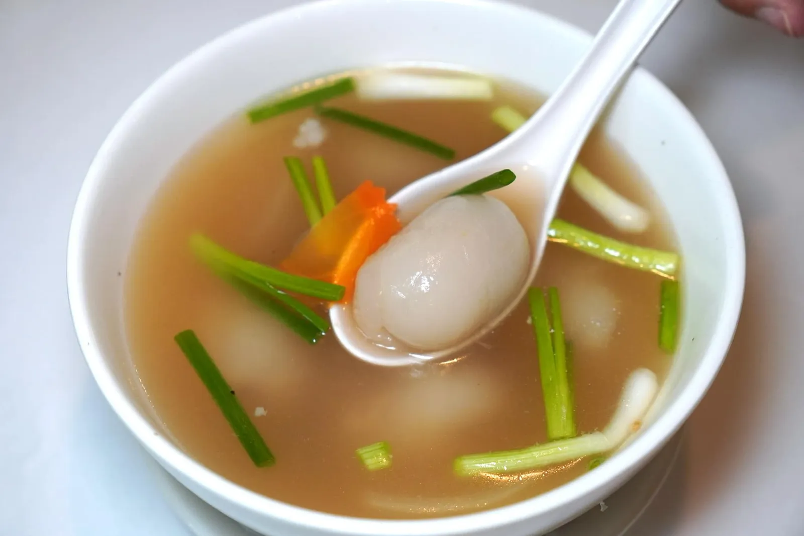แกงจืดเงาะสอดไส้หมูสับ (190+) Mild soup of stuffed rambutan ปกติเวลาไปรับประทานอาหารนอกบ้านเราไม่ค่อยสั่งแกงจืดมาชิมเท่าไหร่นัก อาจเพราะเป็นจานที่มีความซับซ้อนน้อยเทียบกับแกงไทยทั่วไป แต่ต้องยกเว้นแกงจืดที่นี่เอาไว้สักหน่อย น้ำซุปรสชาติหวานนำแต่ไม่โดดจนกลบรสอื่น มีความเบา รับประทานง่าย คล่องคอ เสิร์ฟมากับเงาะยัดไส้ชิ้นโต เทียบกับราคาถือว่าคุ้มค่ามากจริง ๆ (13/20)