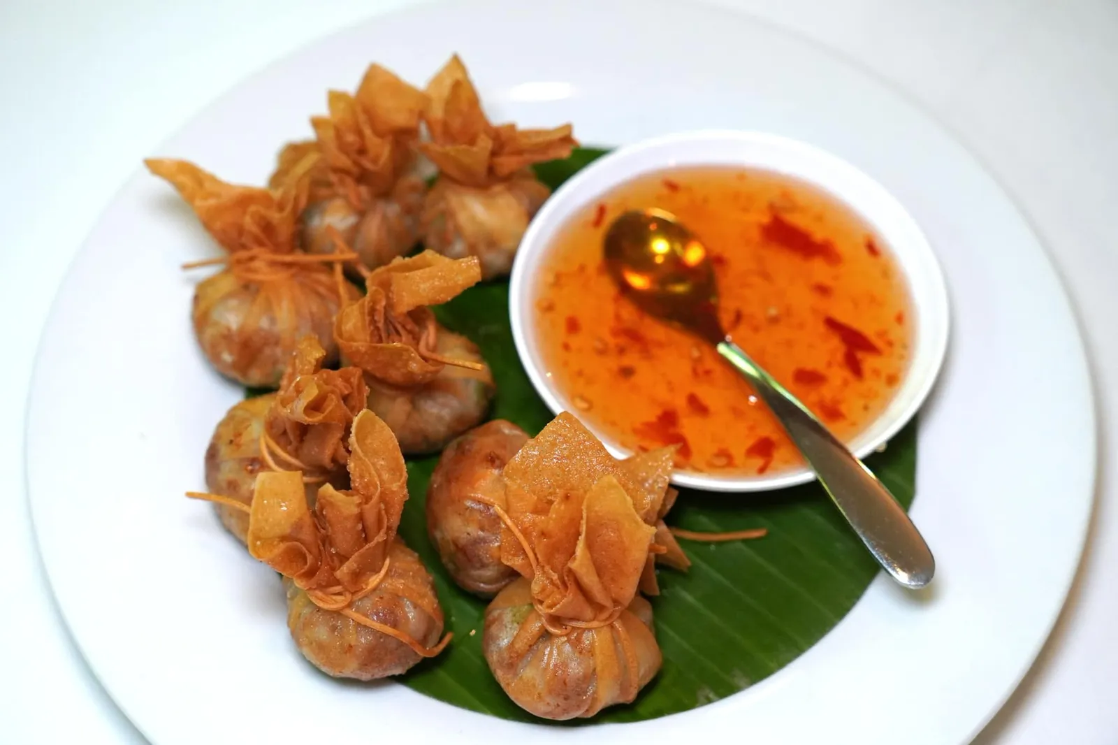 ถุงทอง (190+) Deep fried pork wonton ถุงทองขนาดพอดีคำห่อไส้หมูมาสวยงาม ทอดจนเหลืองกรอบ จะรับประทานเปล่า ๆ หรือหยดน้ำจิ้มลงไปด้วยก็อร่อย ไม่นานก็หมด (12/20)