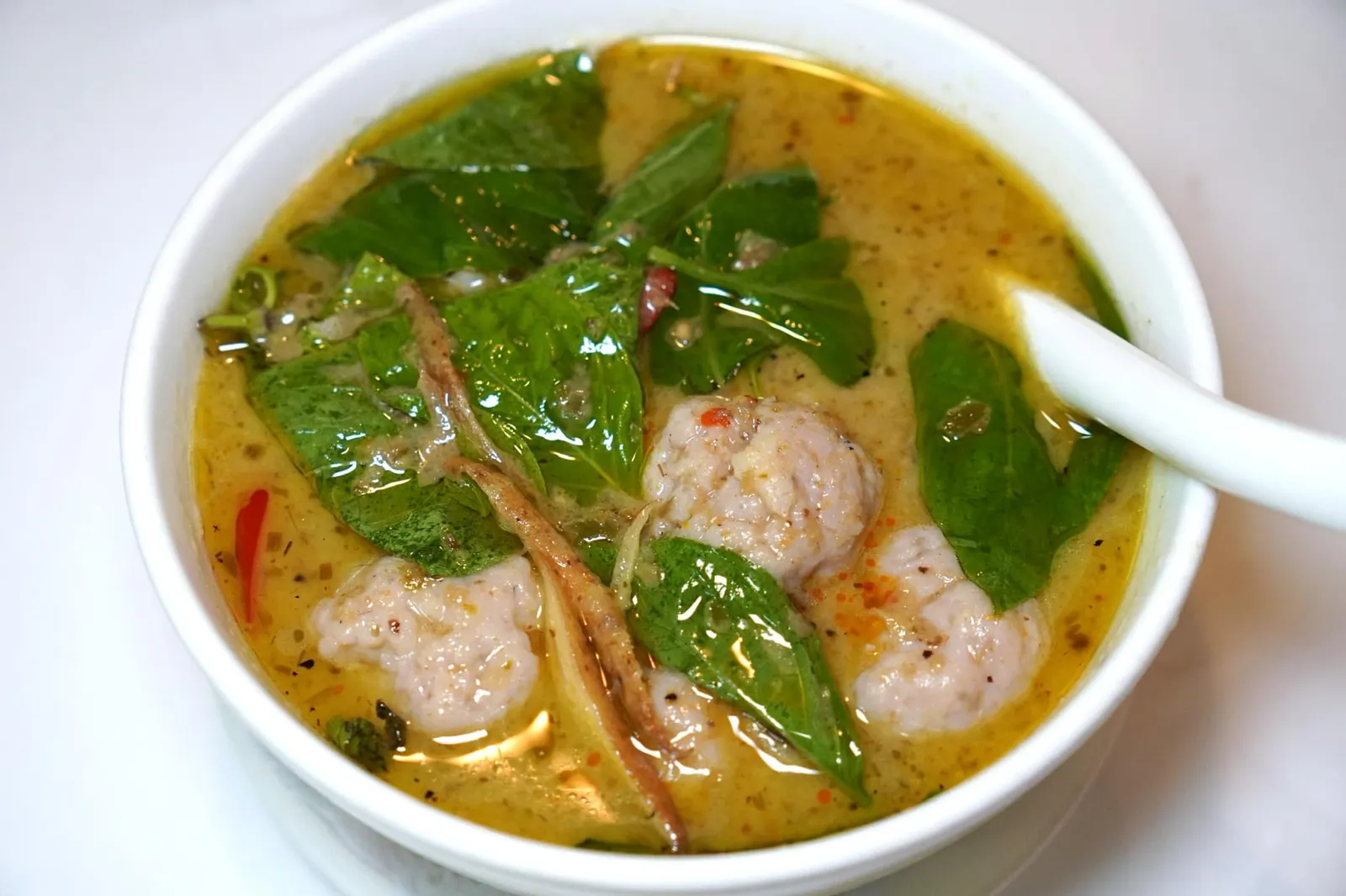 แกงเขียวหวานปลากรายห่อไข่เค็ม (320+) Green curry with fish ball and salted egg แกงเขียวหวานวันนี้ทำเนื้อแกงได้เนียน ละเอียด รสชาติเผ็ดจัดจ้านแต่เบรคไม่ให้โดดจนเกินไปด้วยหัวกะทิที่เทราดมาด้านบน ลูกชิ้นปลากรายที่นี่เนื้อนุ่มเด้ง ทั้งยังห่อไข่เค็มมาด้านในอีกด้วย (13/20)