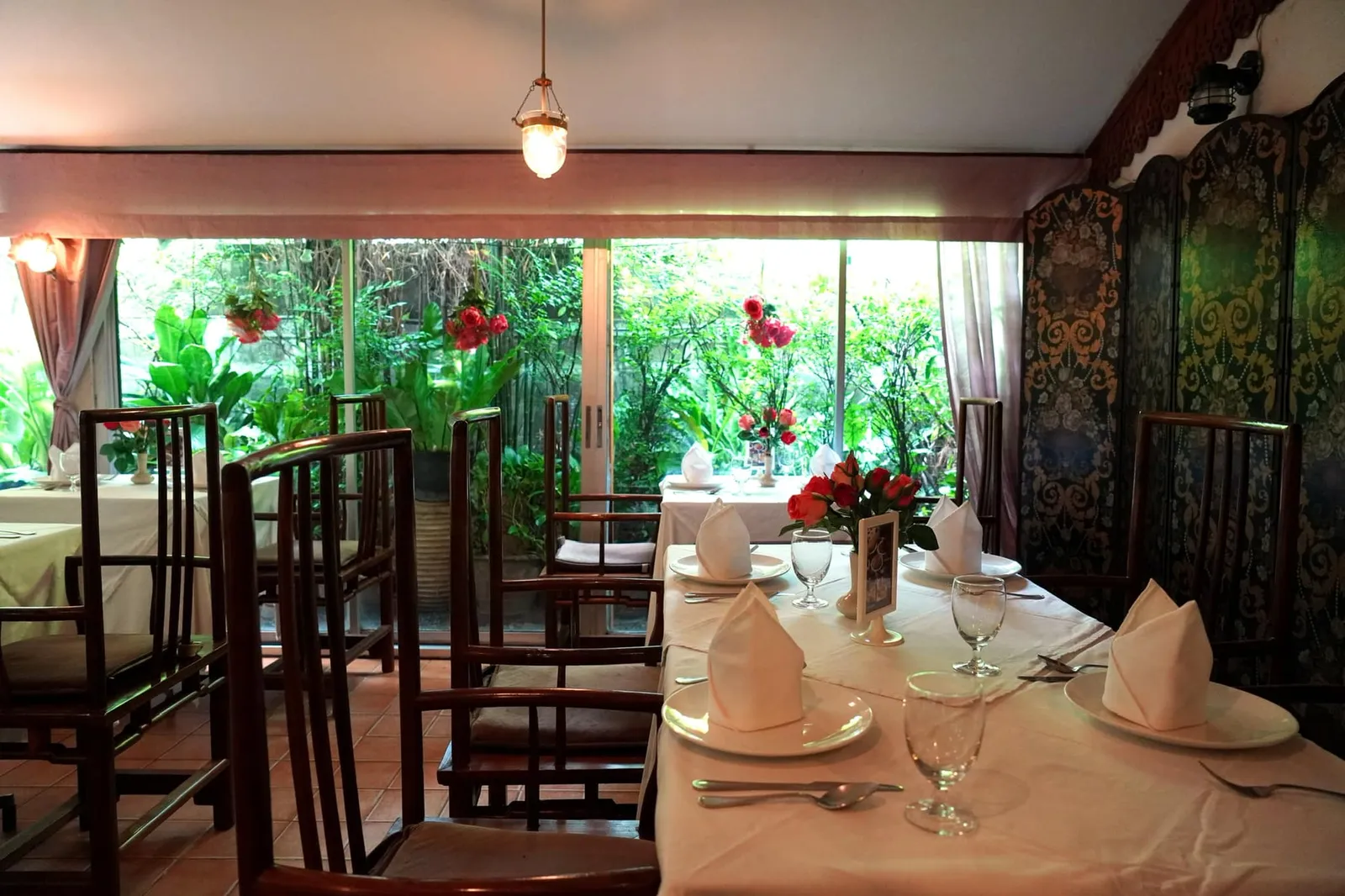 อาหารที่นี่จัดเตรียมออกมาในรูปแบบอาหารไทยชาววังเนื่องจากแม่ครัวของร้านได้รับการสืบทอดสูตรมาจากท่านหญิงหรือหม่อมเจ้าหญิง สุลัภวัลเลง วิสุทธิ (ซึ่งเป็นพระขนิษฐาในสมเด็จพระนางเจ้ารำไพพรรณี พระบรมราชินีในล้นเกล้ารัชกาลที่ ๗) โดยการเข้าไปฝึกอยู่ในห้องเครื่องของวังศุโขทัยตั้งแต่มีอายุได้ 17 ปีจนสามารถซึมซับทั้งรสชาติและขั้นตอนการปรุงอันละเอียดซับซ้อนมาได้ทั้งหมด